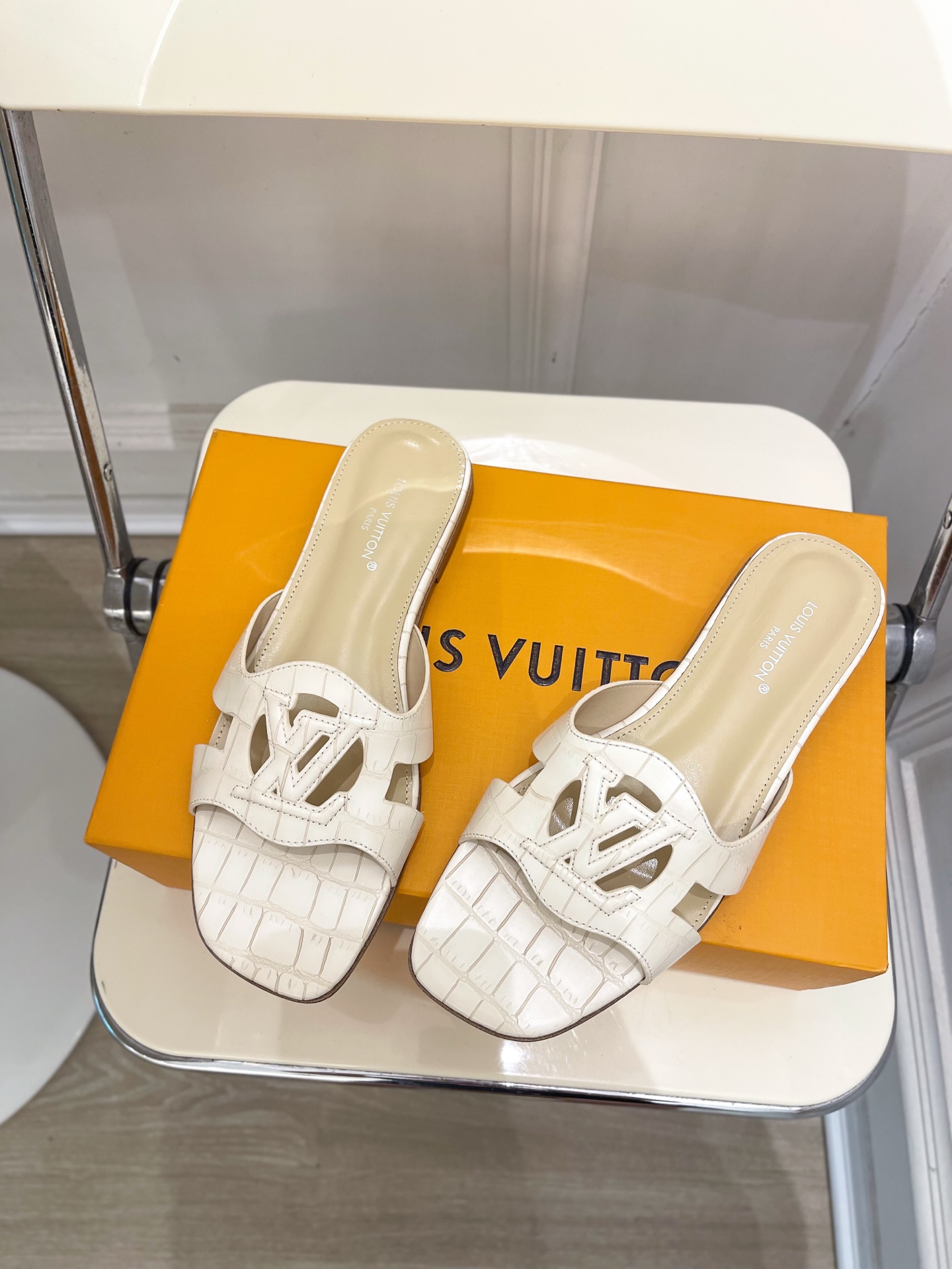 LV  | 路易威登  25𝐬𝐬 

🧡💚2025春夏新款 顶级版本⚠️
专柜主打最新款 V形方跟镂空拖