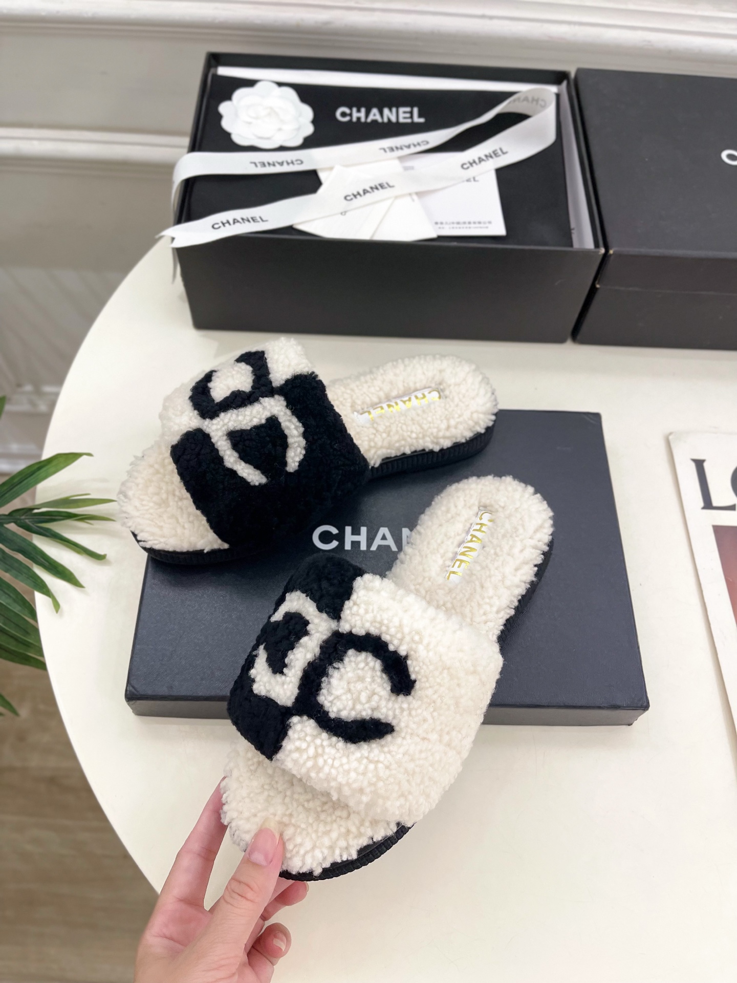 𝐂𝐇𝐀𝐍𝐄𝐋  | 小香  25𝐬𝐬 

🦋2025 春夏新品  专柜经典款 小香双C毛毛拖鞋系列上新〰