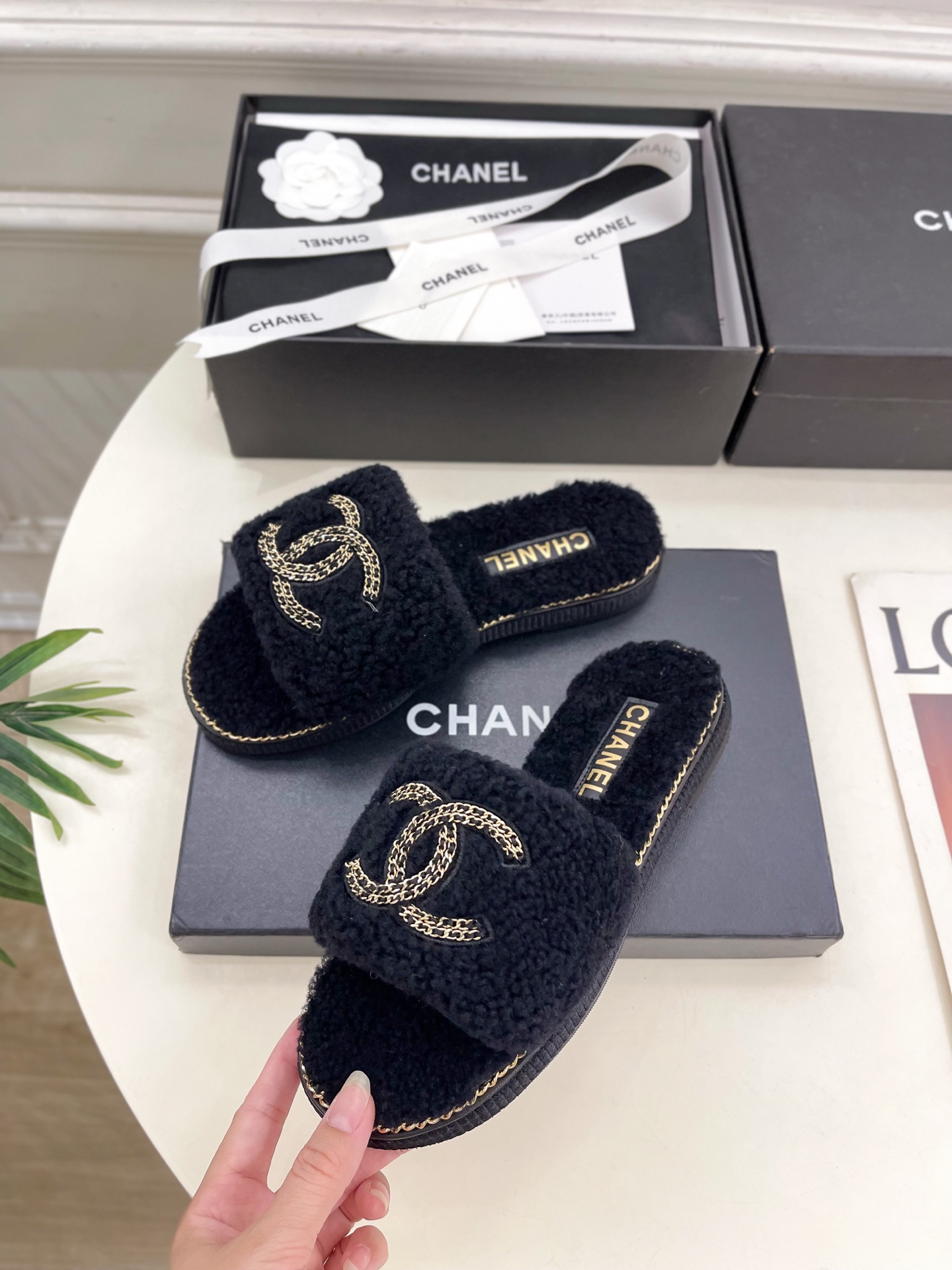 𝐂𝐇𝐀𝐍𝐄𝐋  | 小香  25𝐬𝐬 

🦋2025 春夏新品  专柜经典款 小香双C链条毛毛拖鞋系列上