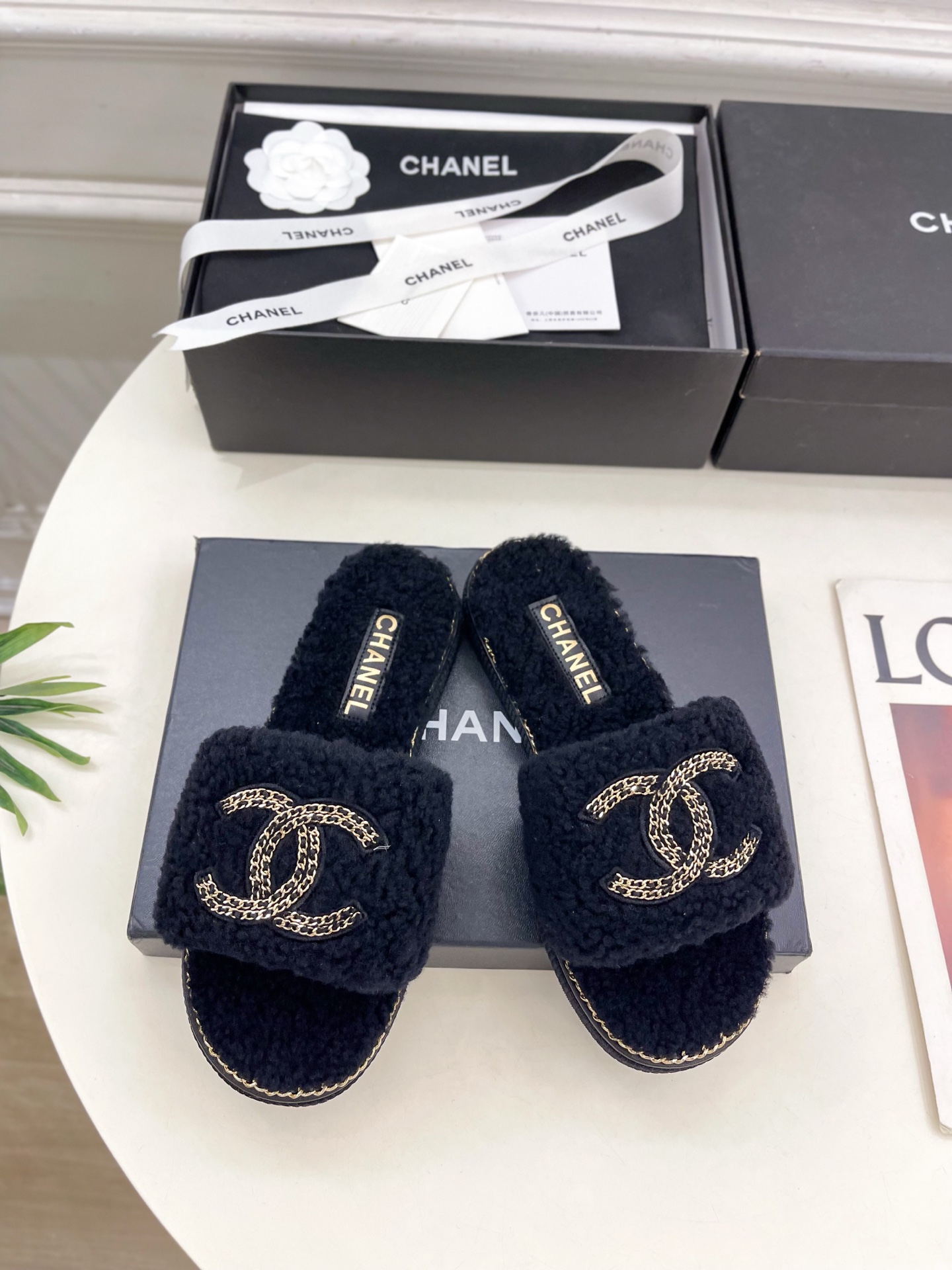 𝐂𝐇𝐀𝐍𝐄𝐋  | 小香  25𝐬𝐬 

🦋2025 春夏新品  专柜经典款 小香双C链条毛毛拖鞋系列上