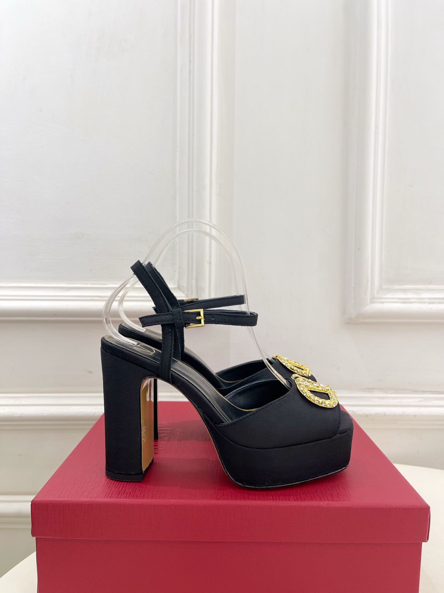 Valentino 华伦天奴 2025春夏新品 大V钻扣恨天高防水台高跟凉鞋上新☑️
—————————