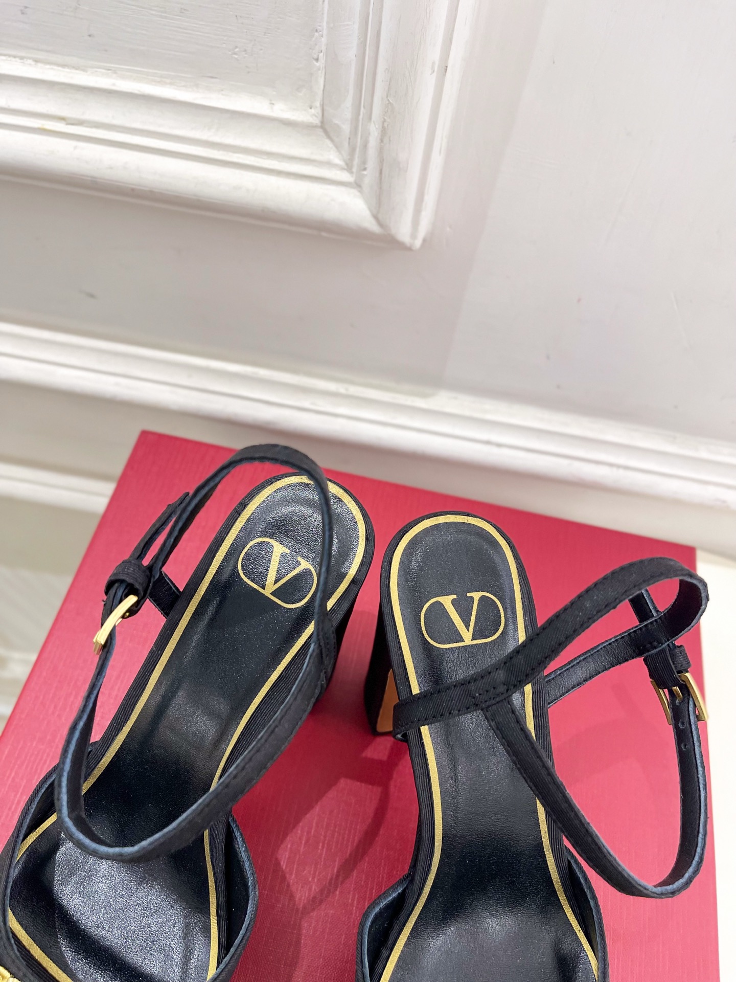 Valentino 华伦天奴 2025春夏新品 大V钻扣恨天高防水台高跟凉鞋上新☑️
—————————