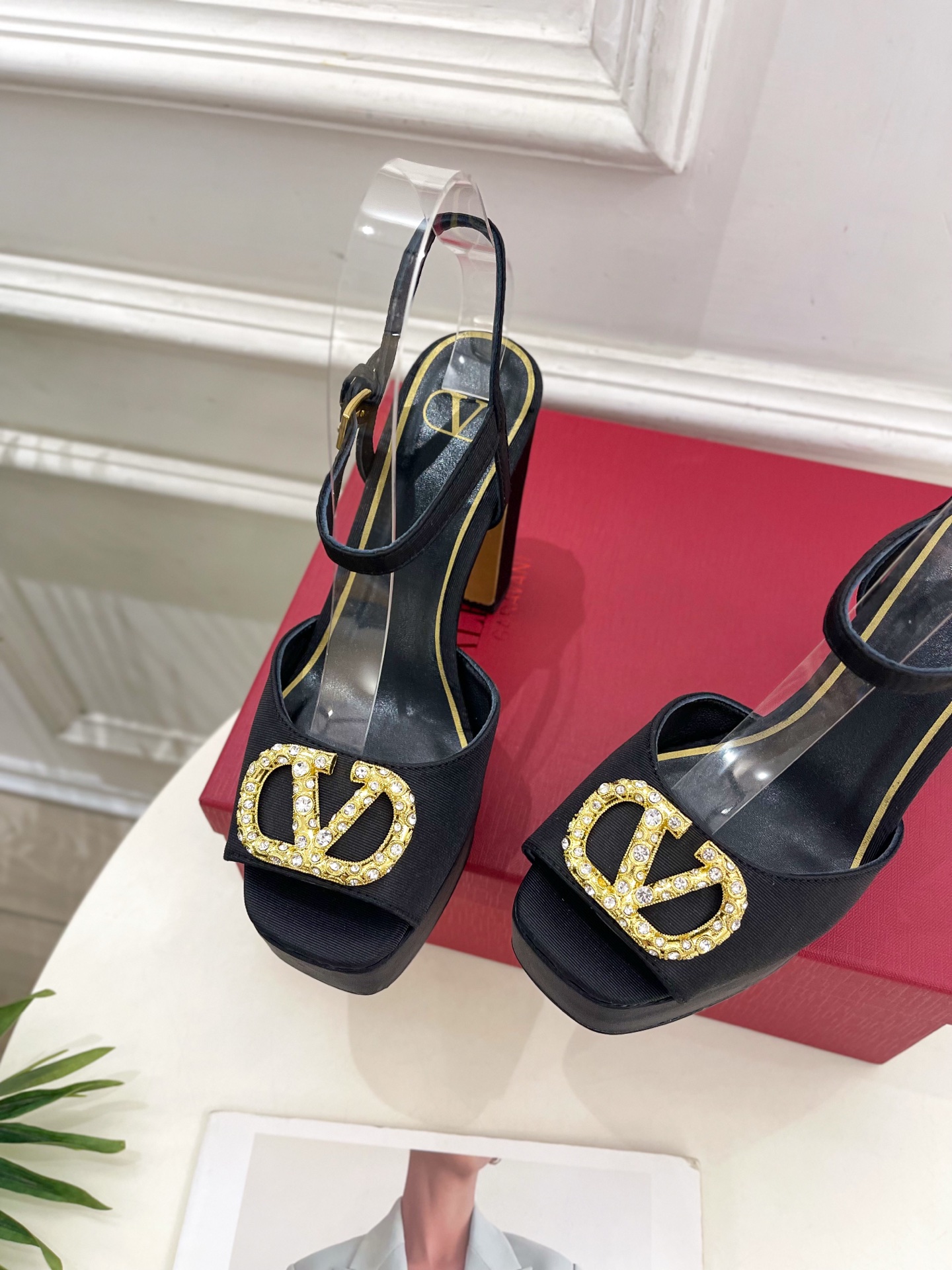 Valentino 华伦天奴 2025春夏新品 大V钻扣恨天高防水台高跟凉鞋上新☑️
—————————