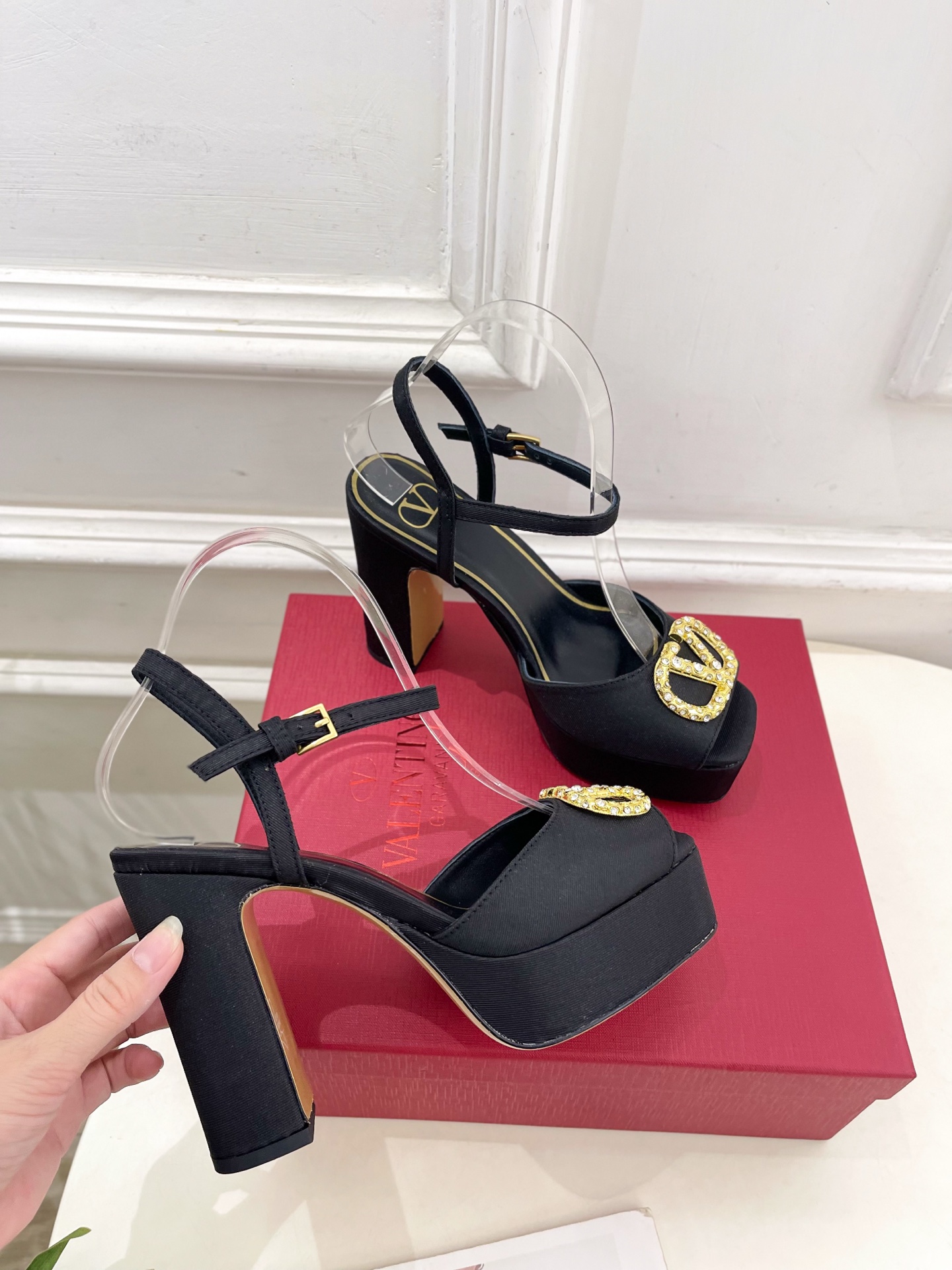 Valentino 华伦天奴 2025春夏新品 大V钻扣恨天高防水台高跟凉鞋上新☑️
—————————