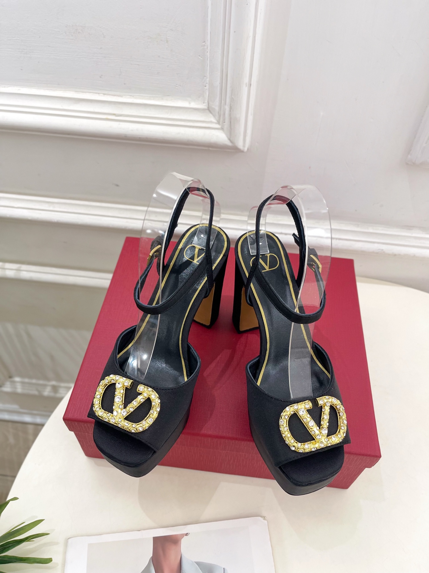 Valentino 华伦天奴 2025春夏新品 大V钻扣恨天高防水台高跟凉鞋上新☑️
—————————