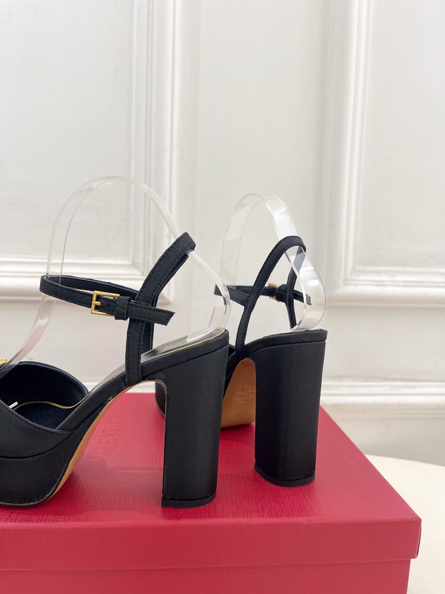 Valentino 华伦天奴 2025春夏新品 大V钻扣恨天高防水台高跟凉鞋上新☑️
—————————