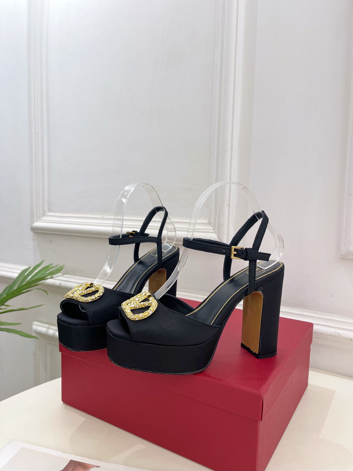 Valentino 华伦天奴 2025春夏新品 大V钻扣恨天高防水台高跟凉鞋上新☑️
—————————