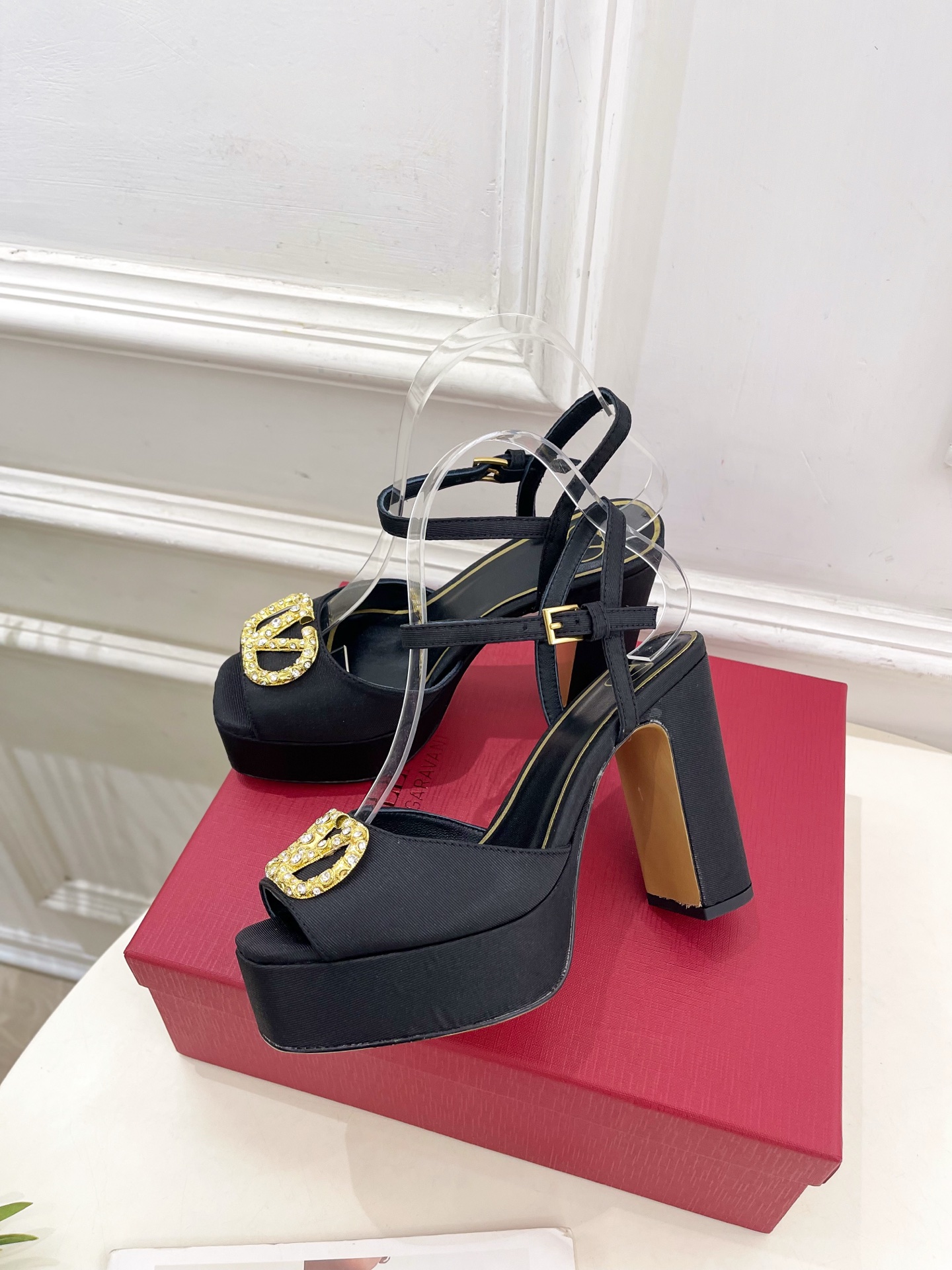 Valentino 华伦天奴 2025春夏新品 大V钻扣恨天高防水台高跟凉鞋上新☑️
—————————