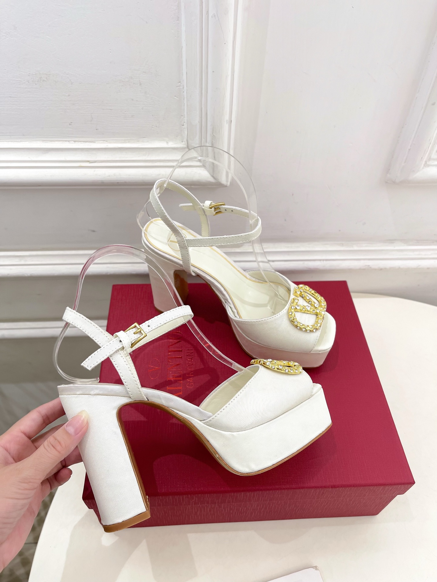 Valentino 华伦天奴 2025春夏新品 大V钻扣恨天高防水台高跟凉鞋上新☑️
—————————
