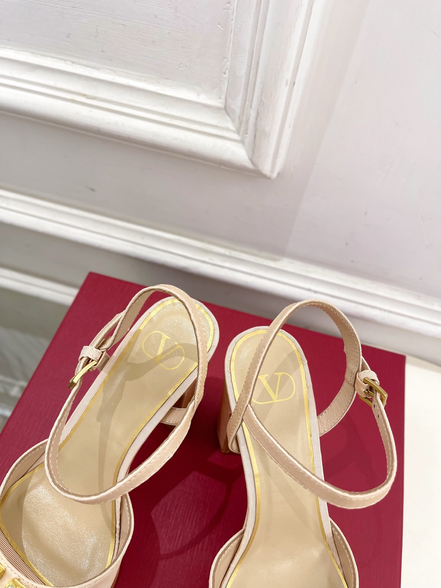 Valentino 华伦天奴 2025春夏新品 大V钻扣恨天高防水台高跟凉鞋上新☑️
—————————