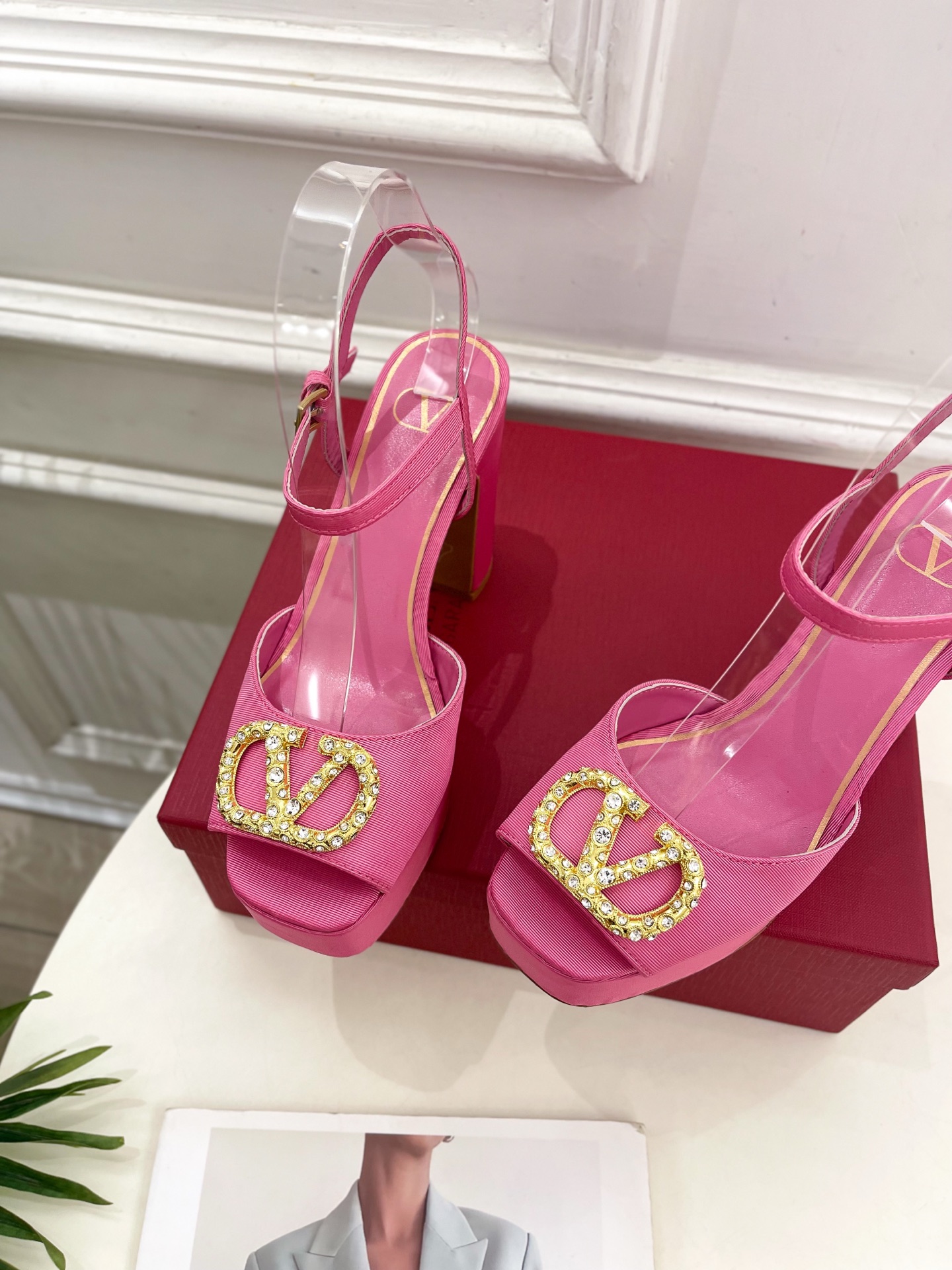 Valentino 华伦天奴 2025春夏新品 大V钻扣恨天高防水台高跟凉鞋上新☑️
—————————