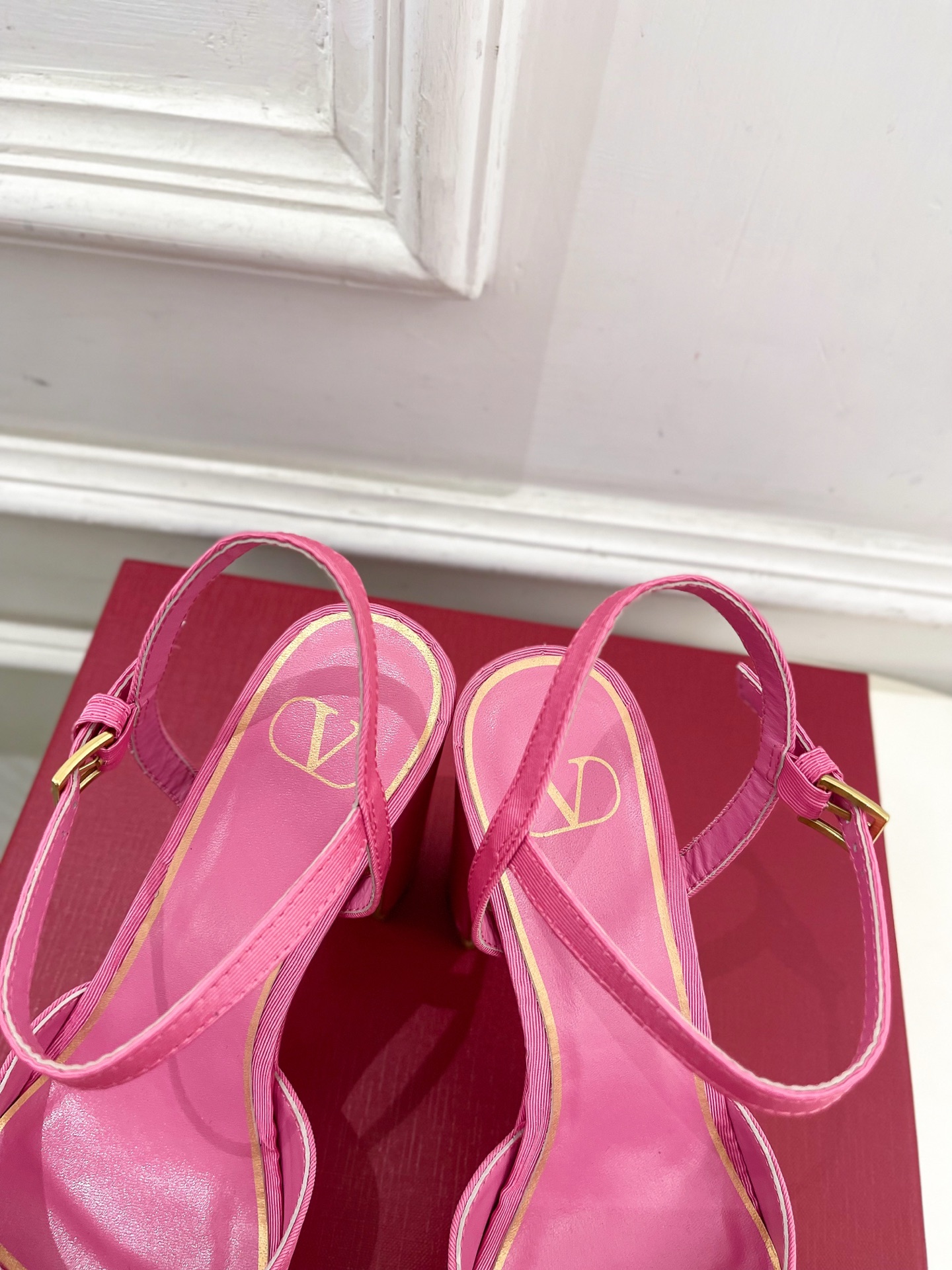 Valentino 华伦天奴 2025春夏新品 大V钻扣恨天高防水台高跟凉鞋上新☑️
—————————