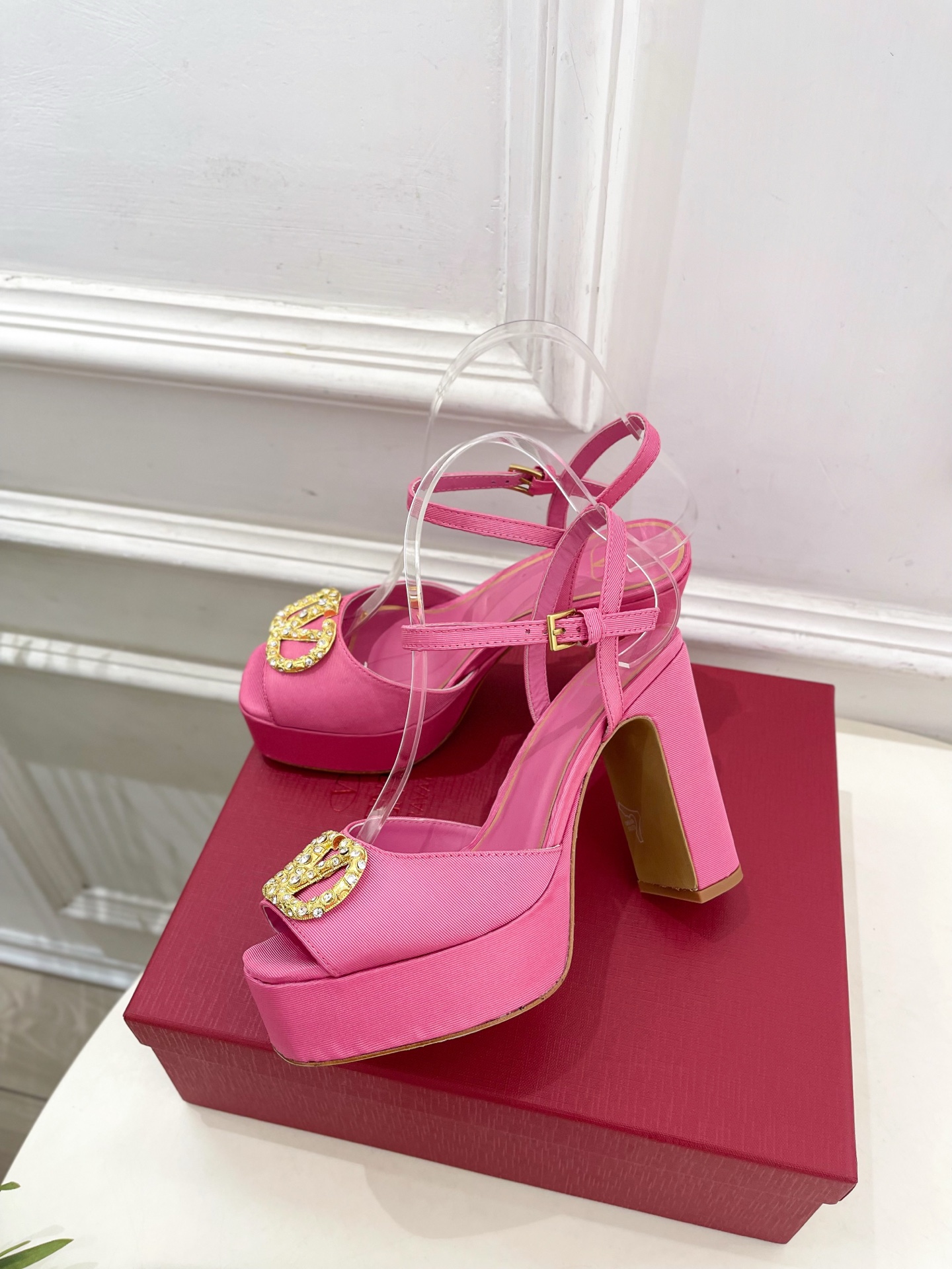 Valentino 华伦天奴 2025春夏新品 大V钻扣恨天高防水台高跟凉鞋上新☑️
—————————