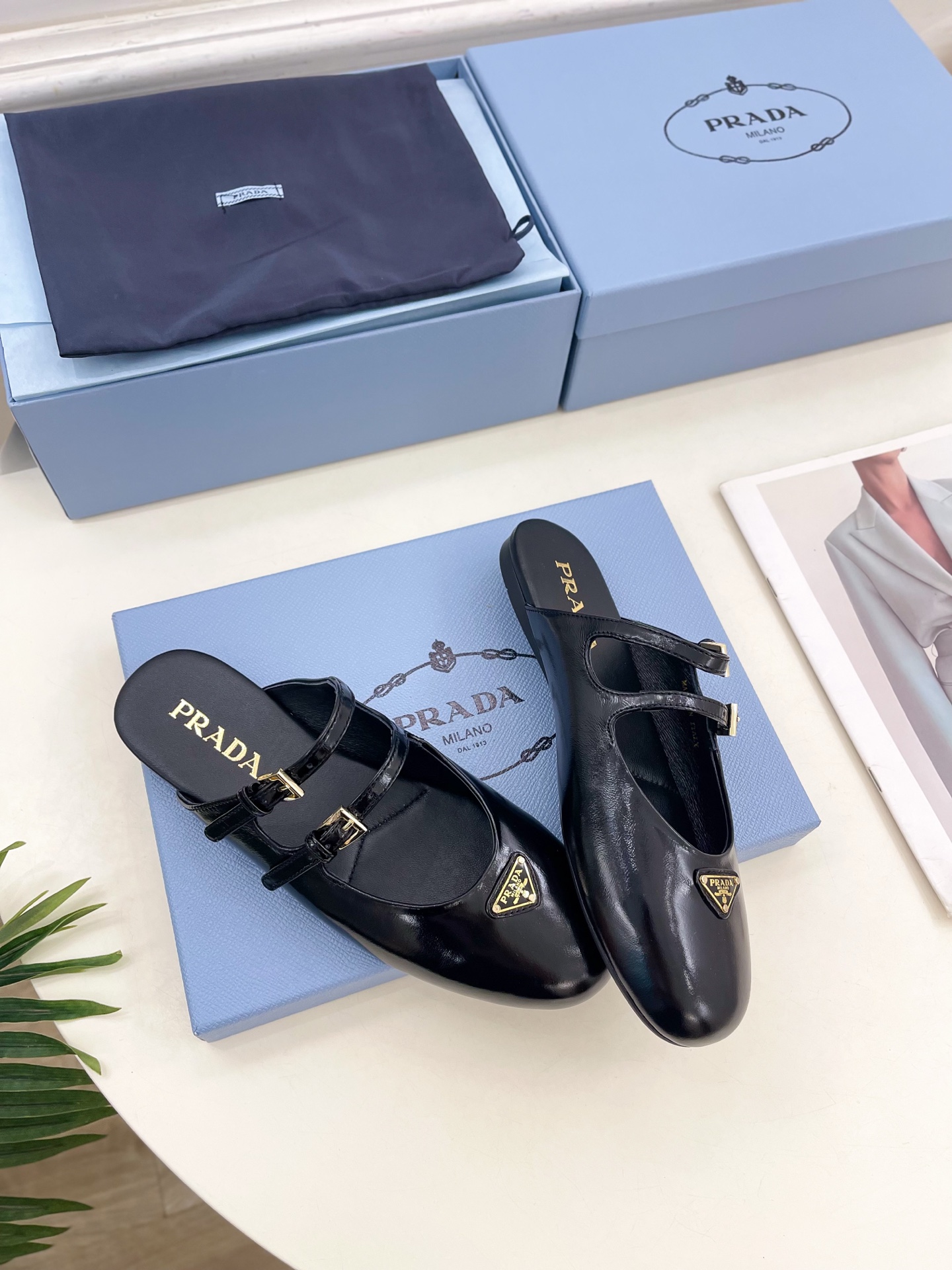 PRADA 普拉达  25𝐬𝐬 

🌈专柜走秀款早春新款 经典三角标半拖鞋系列〰

◽鞋面：高定制面料
