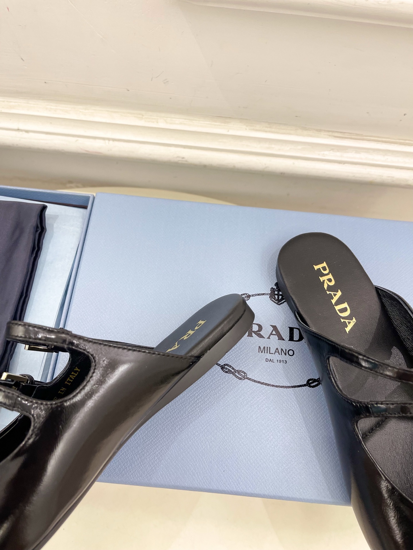 PRADA 普拉达  25𝐬𝐬 

🌈专柜走秀款早春新款 经典三角标半拖鞋系列〰

◽鞋面：高定制面料
