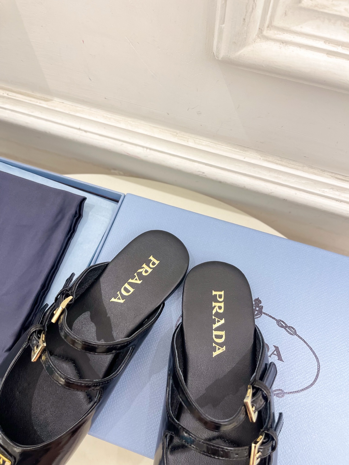 PRADA 普拉达  25𝐬𝐬 

🌈专柜走秀款早春新款 经典三角标半拖鞋系列〰

◽鞋面：高定制面料
