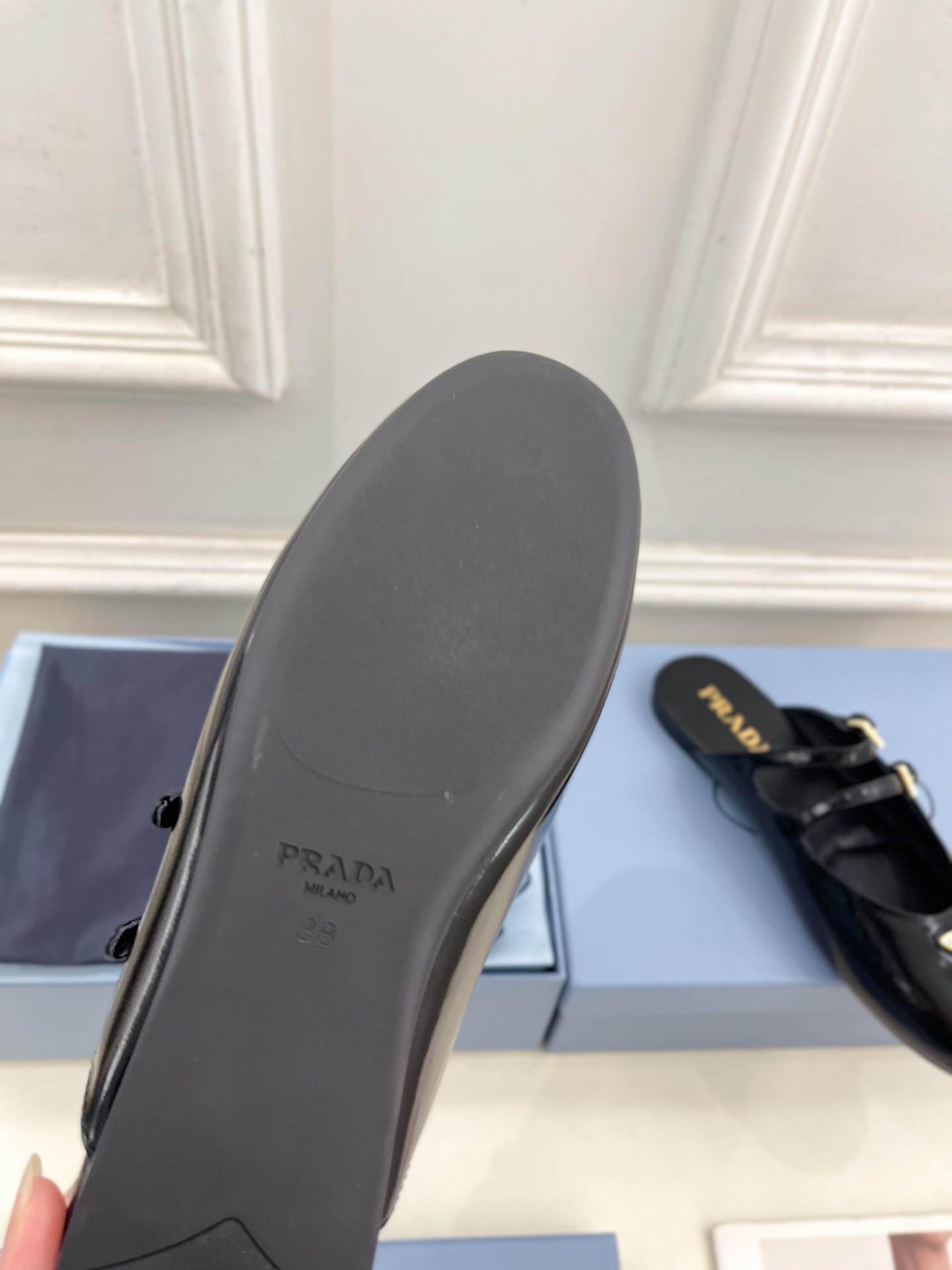 PRADA 普拉达  25𝐬𝐬 

🌈专柜走秀款早春新款 经典三角标半拖鞋系列〰

◽鞋面：高定制面料
