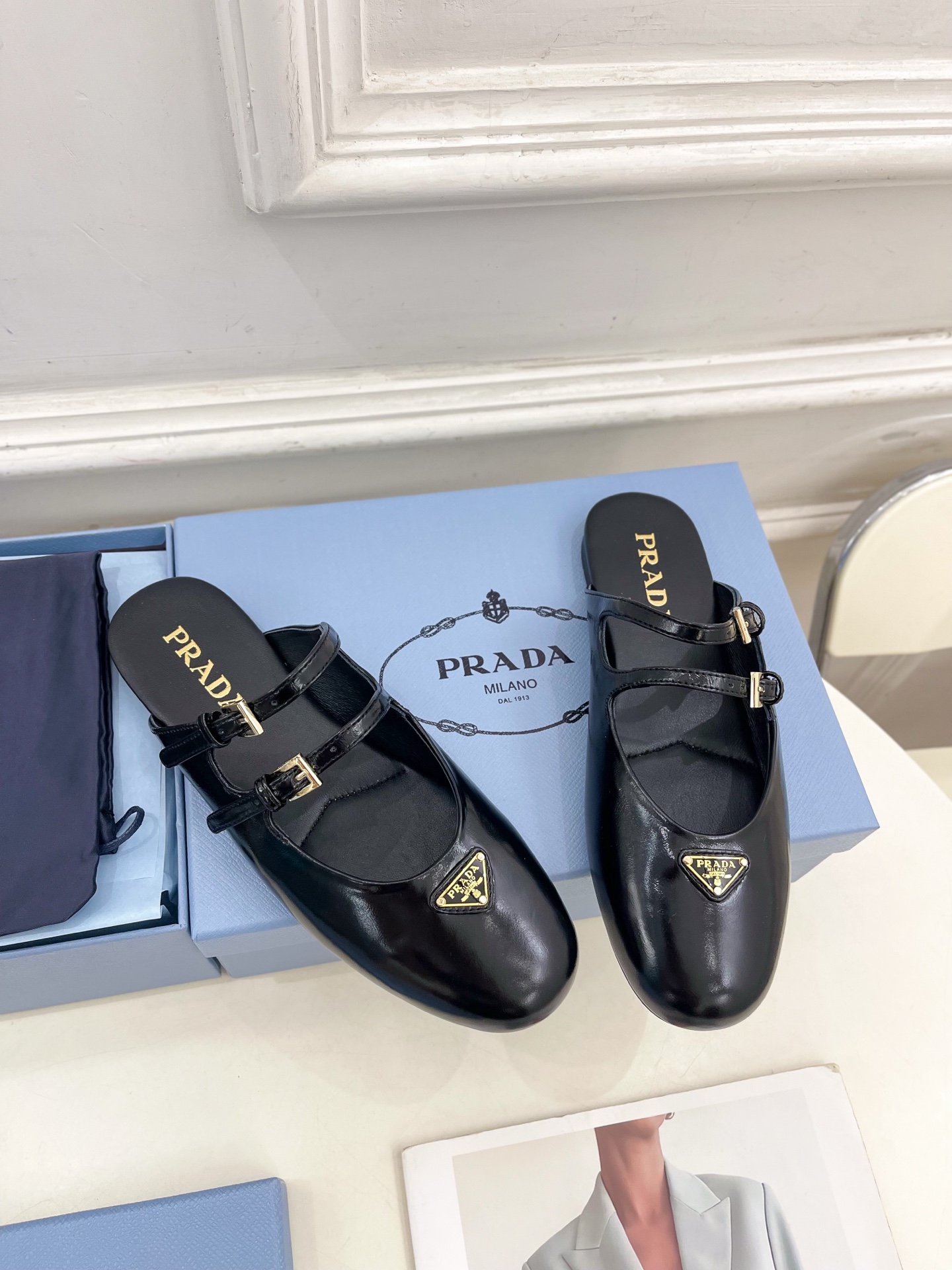 PRADA 普拉达  25𝐬𝐬 

🌈专柜走秀款早春新款 经典三角标半拖鞋系列〰

◽鞋面：高定制面料
