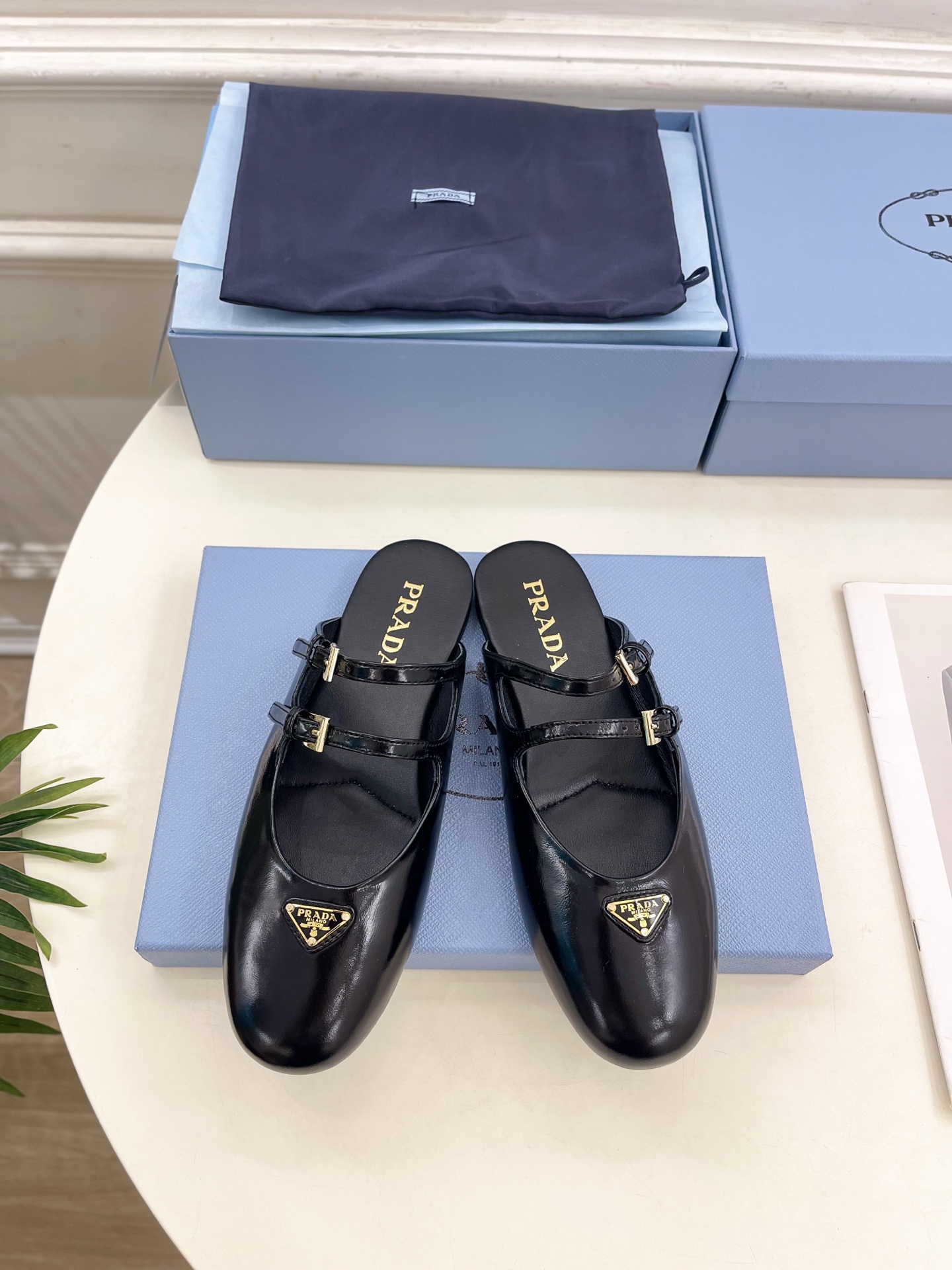 PRADA 普拉达  25𝐬𝐬 

🌈专柜走秀款早春新款 经典三角标半拖鞋系列〰

◽鞋面：高定制面料
