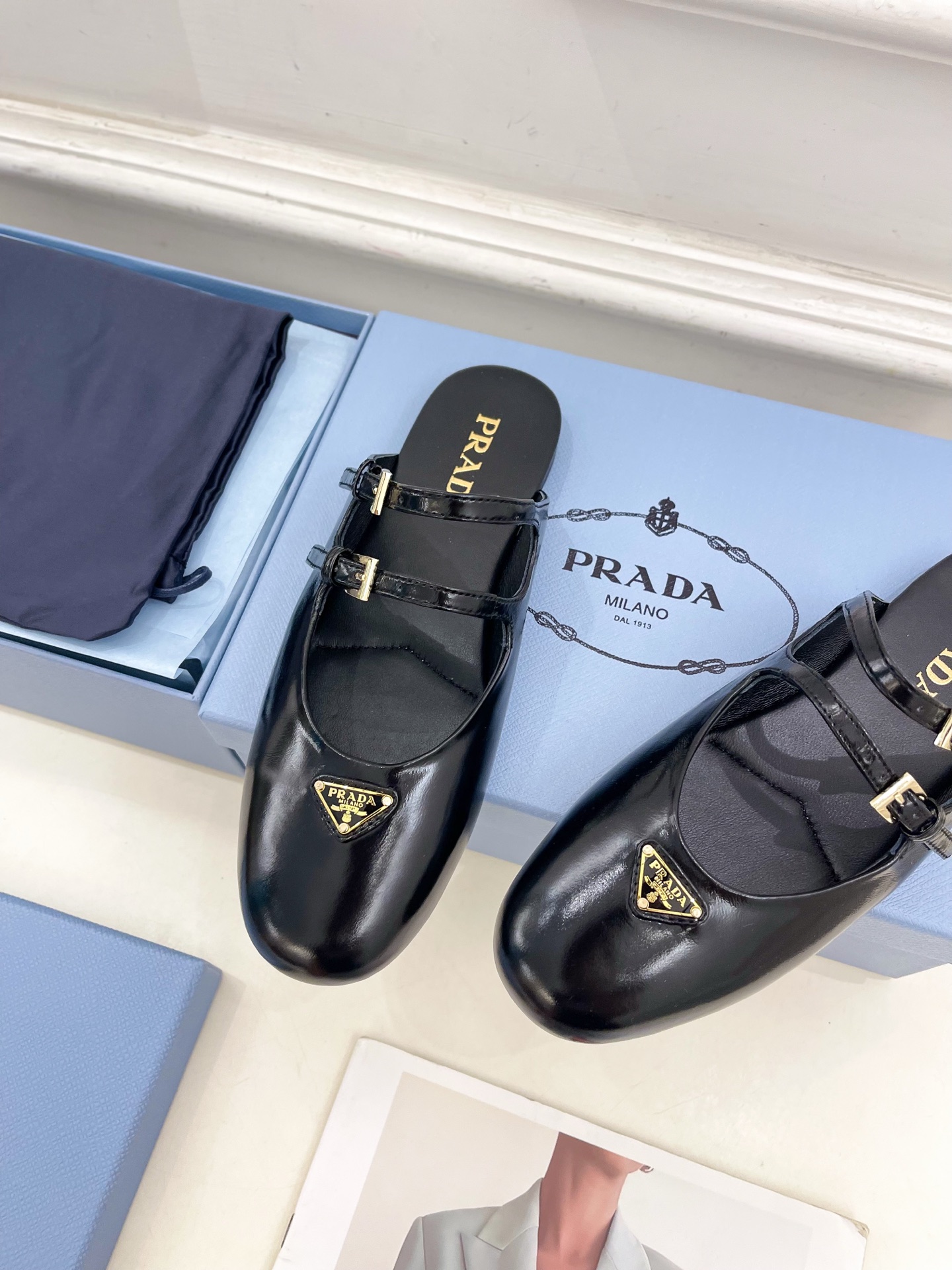 PRADA 普拉达  25𝐬𝐬 

🌈专柜走秀款早春新款 经典三角标半拖鞋系列〰

◽鞋面：高定制面料
