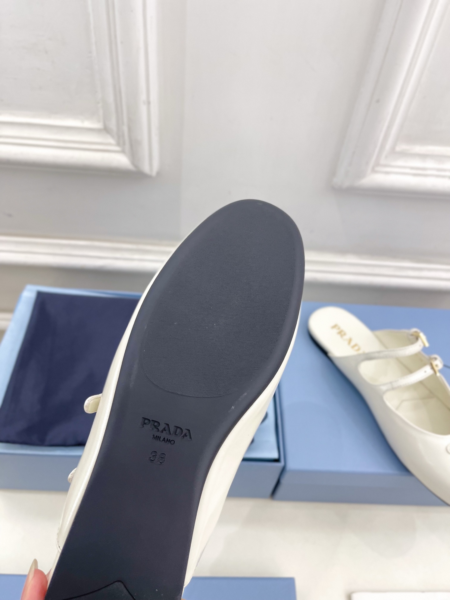 PRADA 普拉达  25𝐬𝐬 

🌈专柜走秀款早春新款 经典三角标半拖鞋系列〰

◽鞋面：高定制面料
