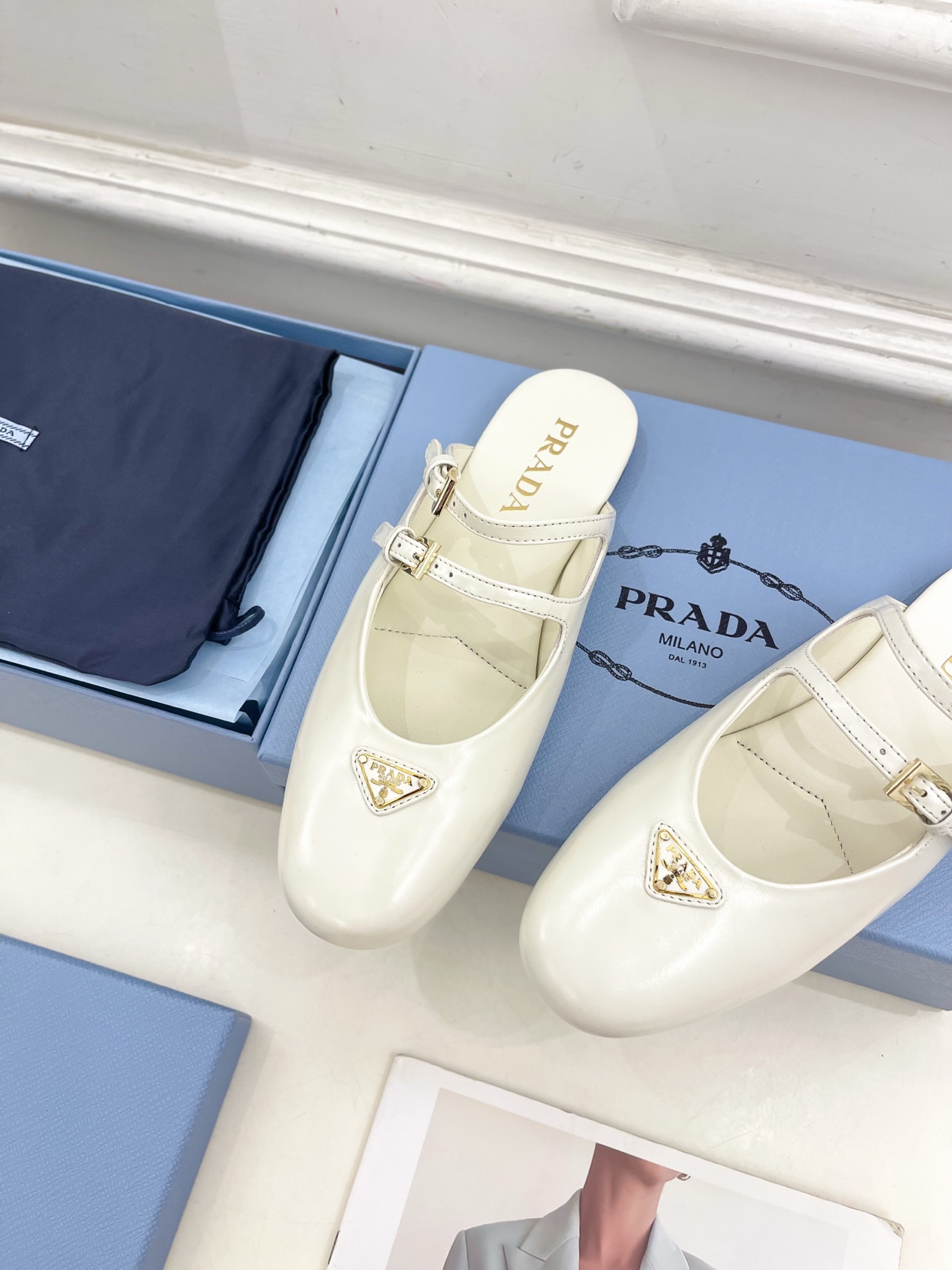 PRADA 普拉达  25𝐬𝐬 

🌈专柜走秀款早春新款 经典三角标半拖鞋系列〰

◽鞋面：高定制面料
