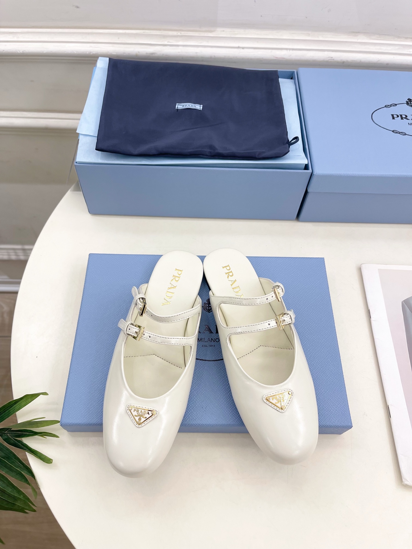 PRADA 普拉达  25𝐬𝐬 

🌈专柜走秀款早春新款 经典三角标半拖鞋系列〰

◽鞋面：高定制面料
