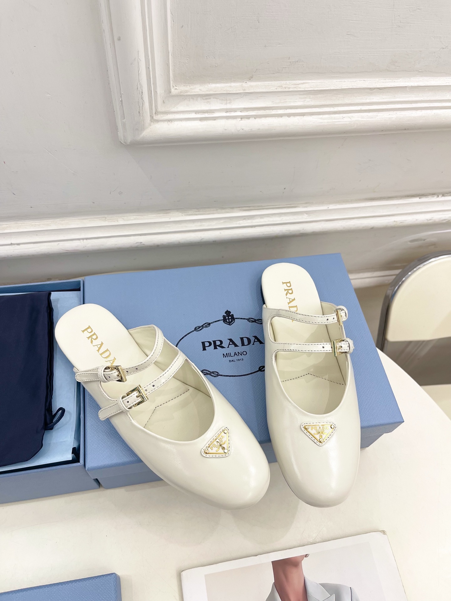 PRADA 普拉达  25𝐬𝐬 

🌈专柜走秀款早春新款 经典三角标半拖鞋系列〰

◽鞋面：高定制面料
