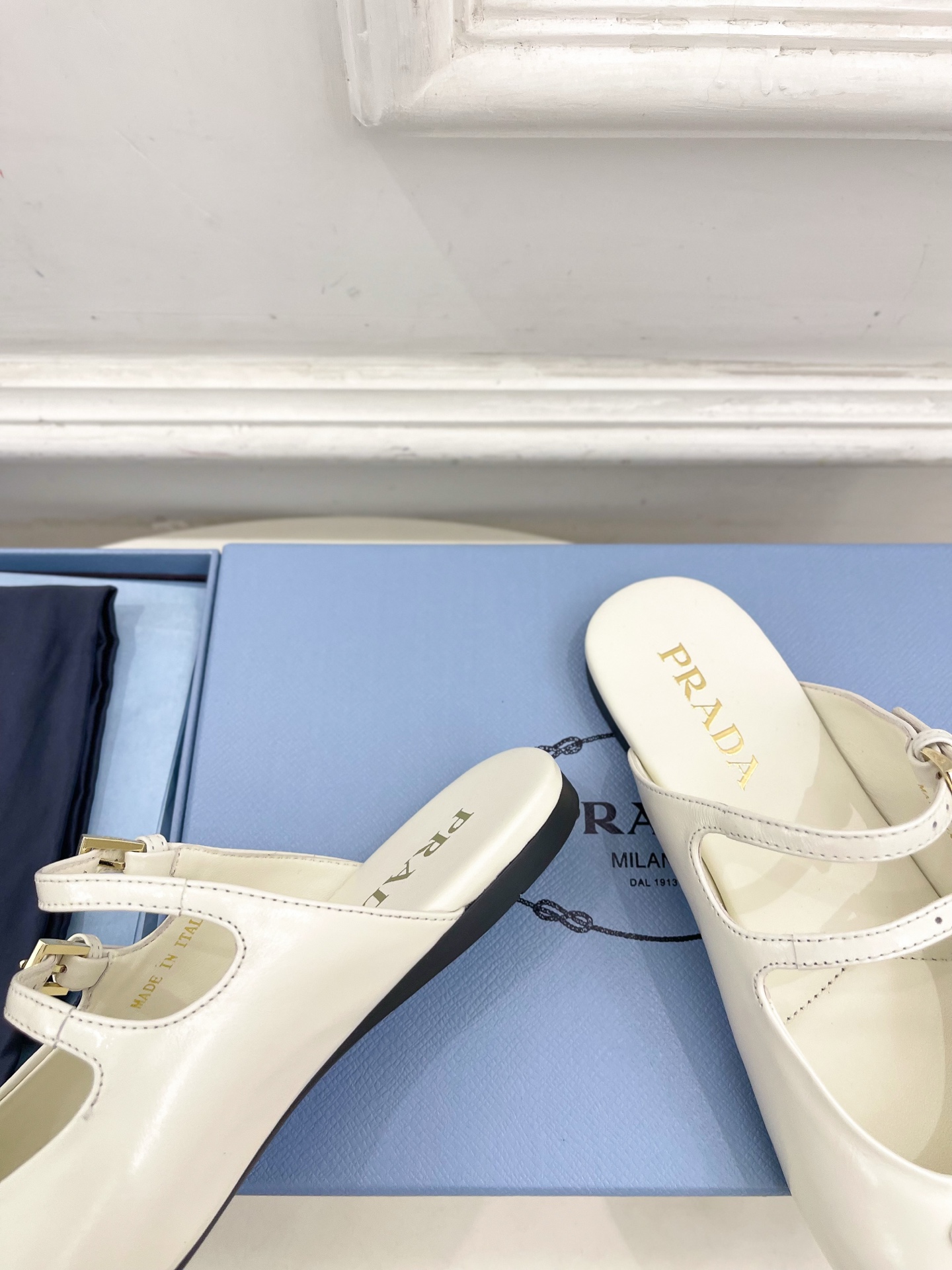 PRADA 普拉达  25𝐬𝐬 

🌈专柜走秀款早春新款 经典三角标半拖鞋系列〰

◽鞋面：高定制面料
