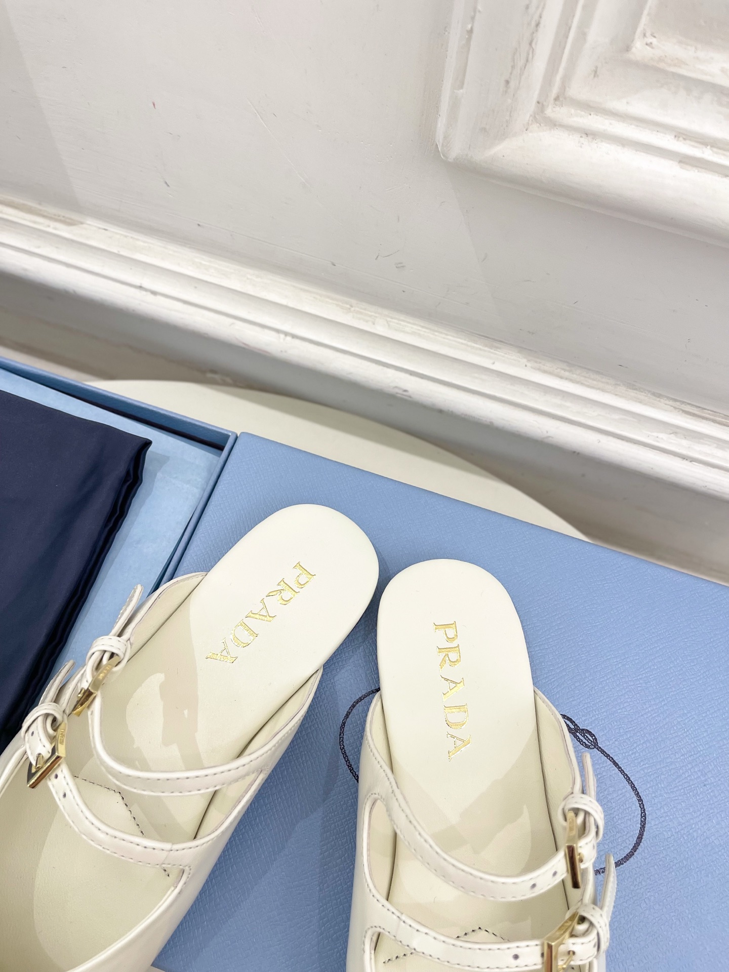 PRADA 普拉达  25𝐬𝐬 

🌈专柜走秀款早春新款 经典三角标半拖鞋系列〰

◽鞋面：高定制面料
