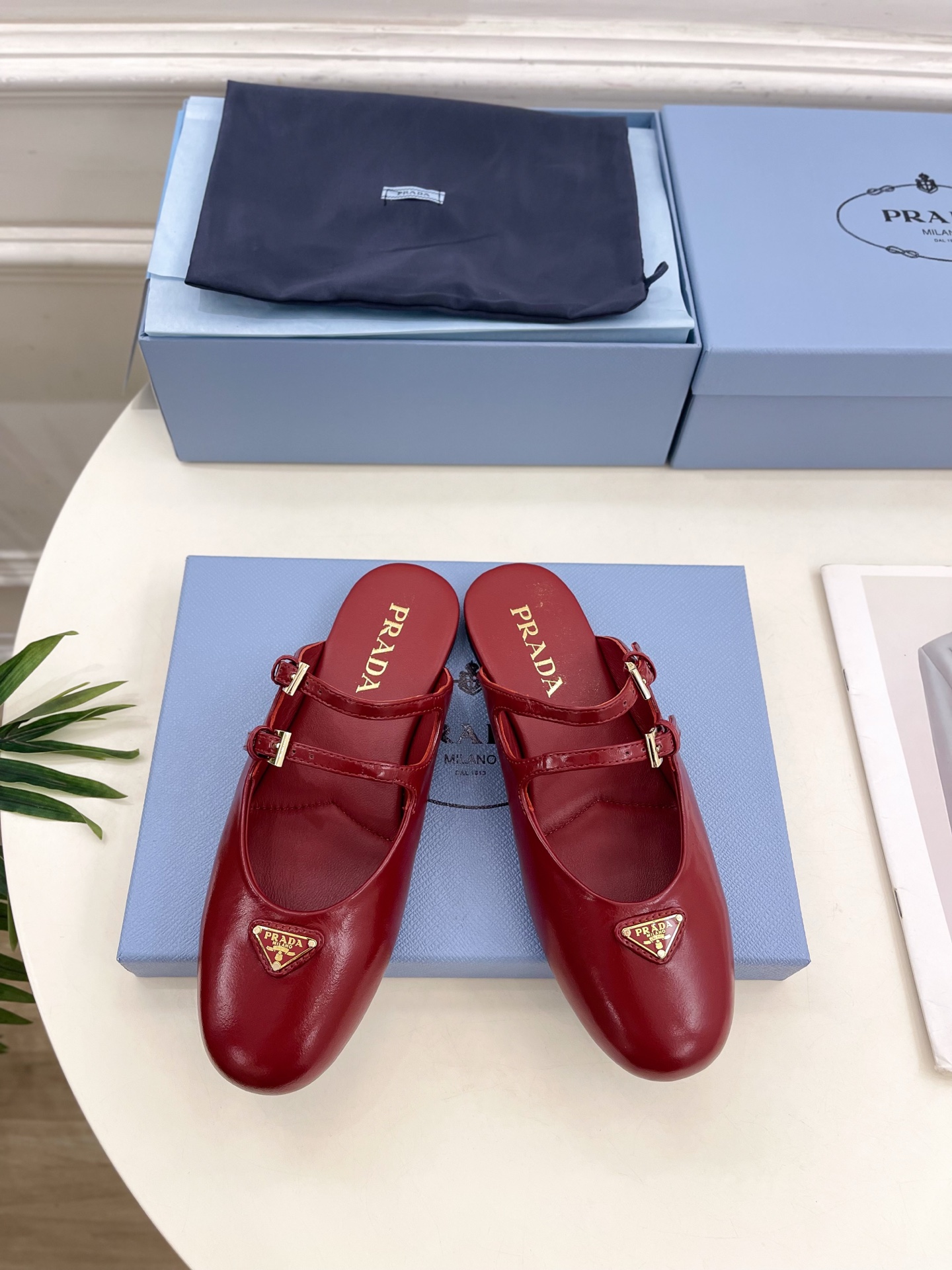 PRADA 普拉达  25𝐬𝐬 

🌈专柜走秀款早春新款 经典三角标半拖鞋系列〰

◽鞋面：高定制面料
