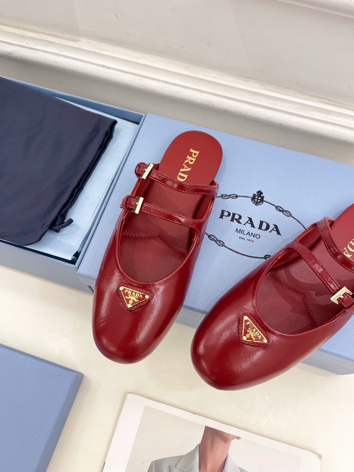 PRADA 普拉达  25𝐬𝐬 

🌈专柜走秀款早春新款 经典三角标半拖鞋系列〰

◽鞋面：高定制面料
