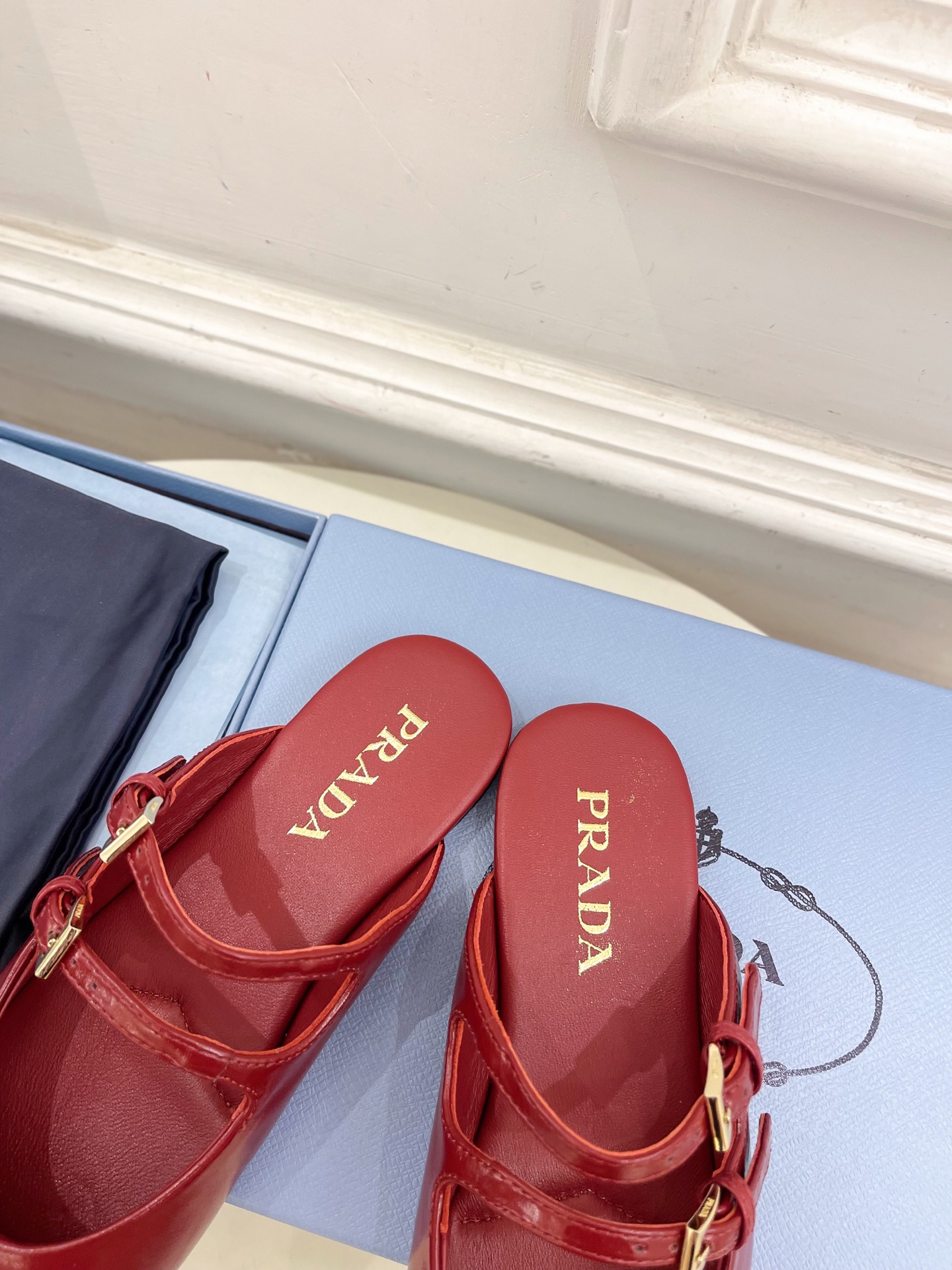 PRADA 普拉达  25𝐬𝐬 

🌈专柜走秀款早春新款 经典三角标半拖鞋系列〰

◽鞋面：高定制面料
