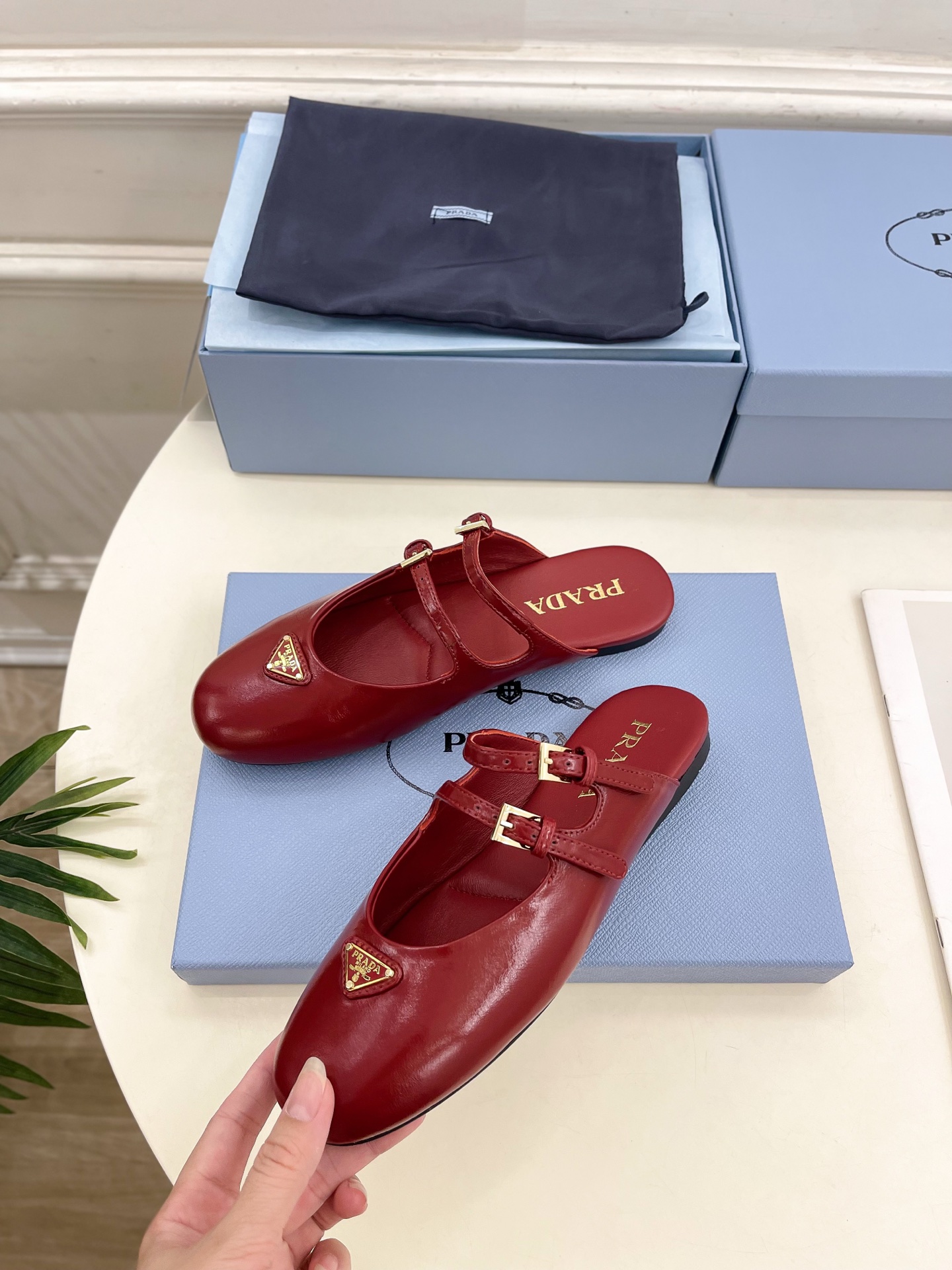 PRADA 普拉达  25𝐬𝐬 

🌈专柜走秀款早春新款 经典三角标半拖鞋系列〰

◽鞋面：高定制面料
