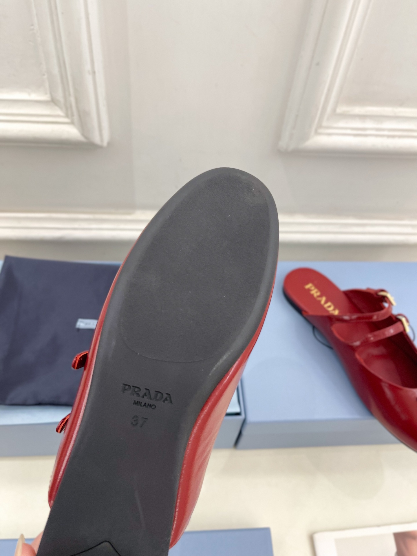 PRADA 普拉达  25𝐬𝐬 

🌈专柜走秀款早春新款 经典三角标半拖鞋系列〰

◽鞋面：高定制面料
