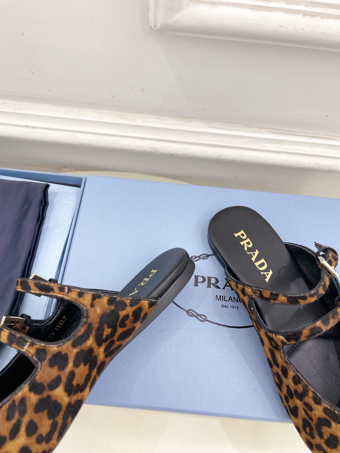 PRADA 普拉达  25𝐬𝐬 

🌈专柜走秀款早春新款 经典三角标半拖鞋系列〰

◽鞋面：高定制面料
