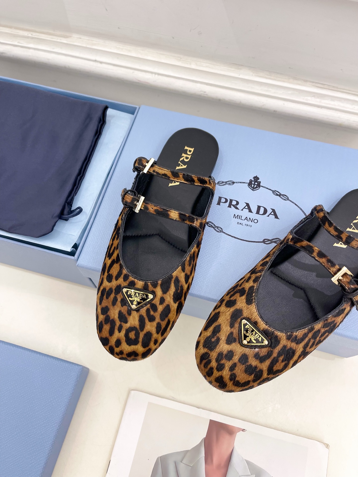 PRADA 普拉达  25𝐬𝐬 

🌈专柜走秀款早春新款 经典三角标半拖鞋系列〰

◽鞋面：高定制面料

