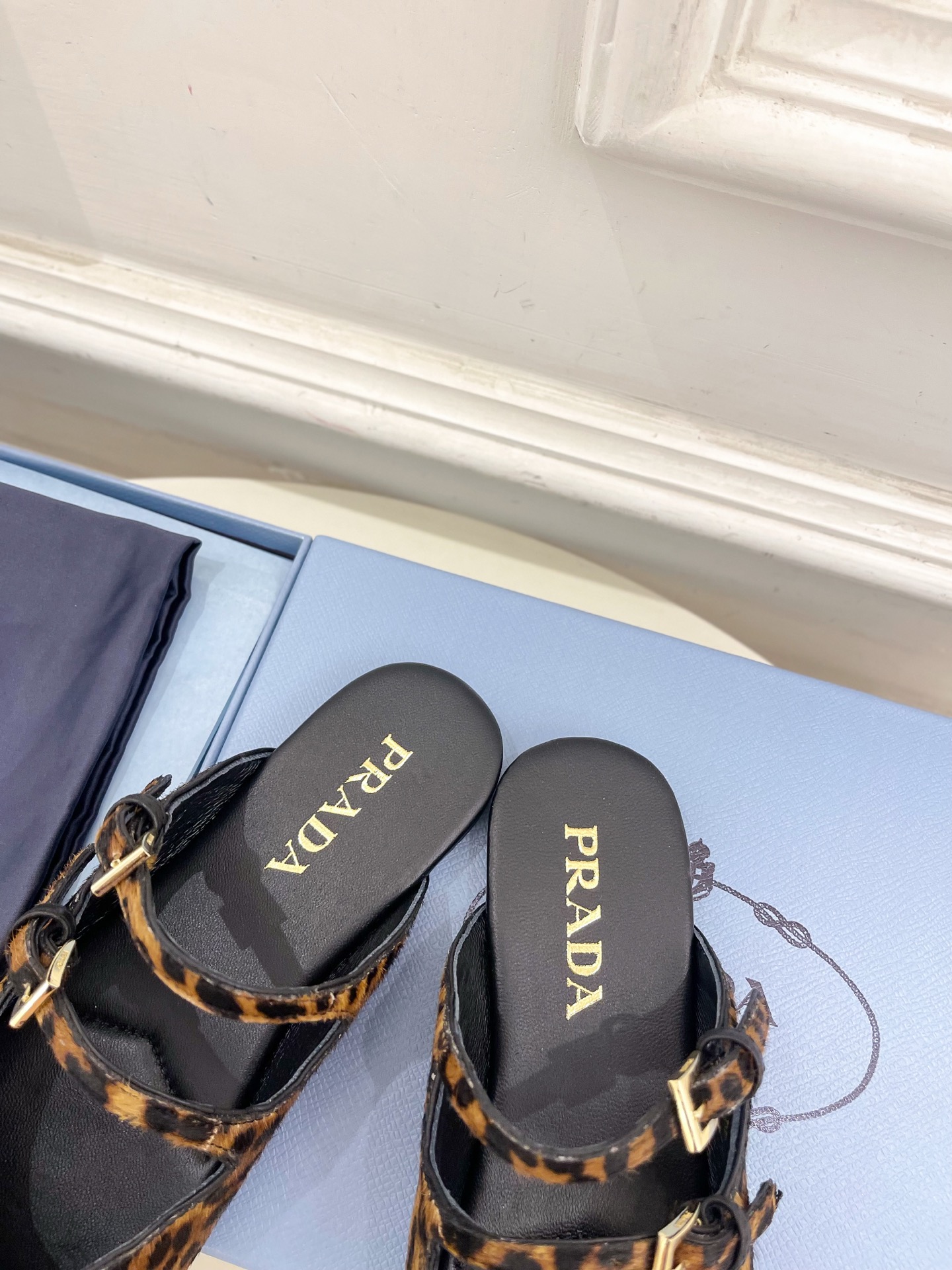 PRADA 普拉达  25𝐬𝐬 

🌈专柜走秀款早春新款 经典三角标半拖鞋系列〰

◽鞋面：高定制面料
