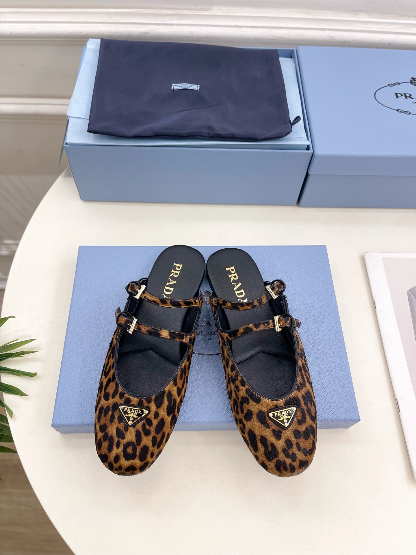 PRADA 普拉达  25𝐬𝐬 

🌈专柜走秀款早春新款 经典三角标半拖鞋系列〰

◽鞋面：高定制面料
