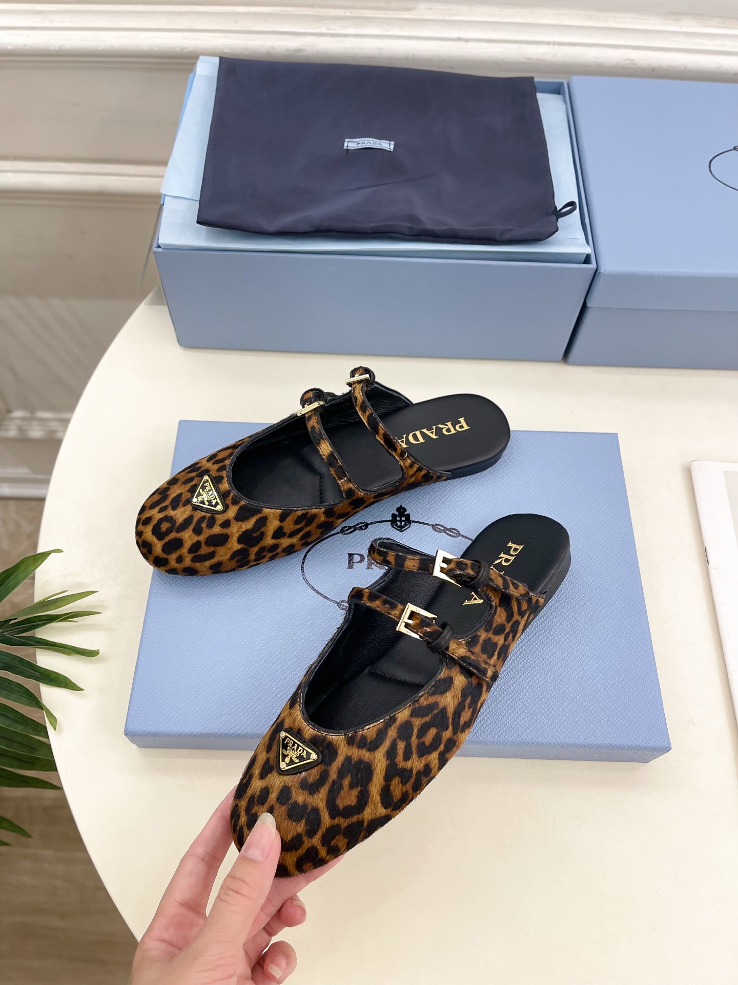 PRADA 普拉达  25𝐬𝐬 

🌈专柜走秀款早春新款 经典三角标半拖鞋系列〰

◽鞋面：高定制面料
