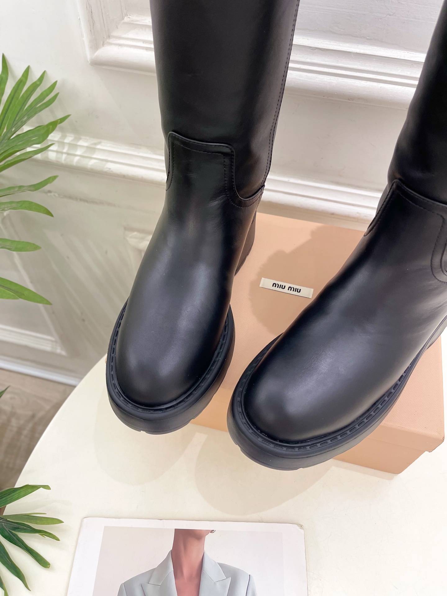 Miu Miu | 缪缪  25𝐬𝐬

🖤2025秋冬新品   专柜主打最新走秀款一脚蹬做旧羊毛中筒靴上