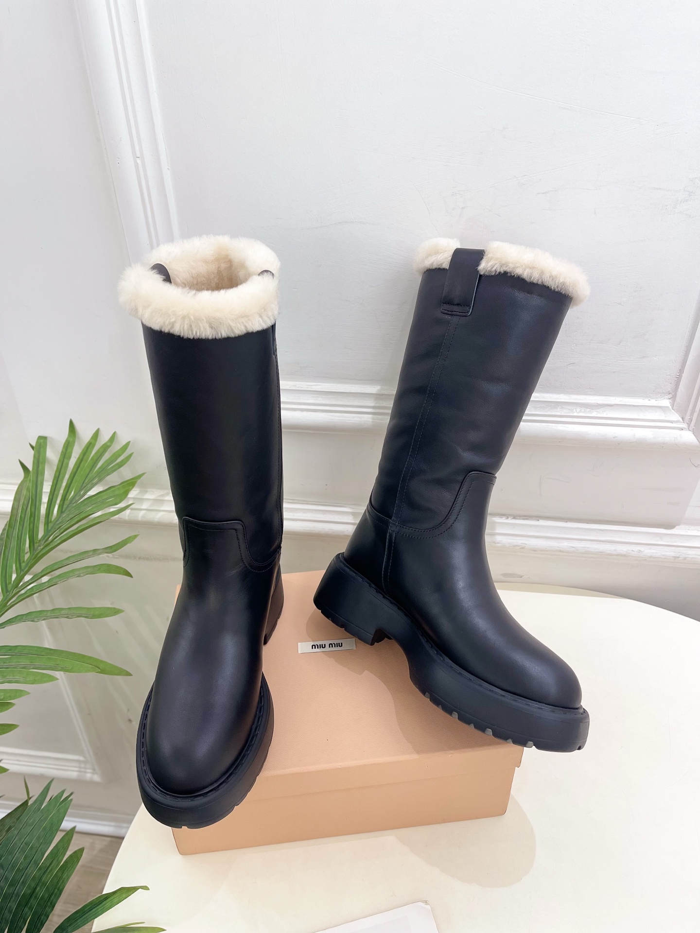 Miu Miu | 缪缪  25𝐬𝐬

🖤2025秋冬新品   专柜主打最新走秀款一脚蹬做旧羊毛中筒靴上