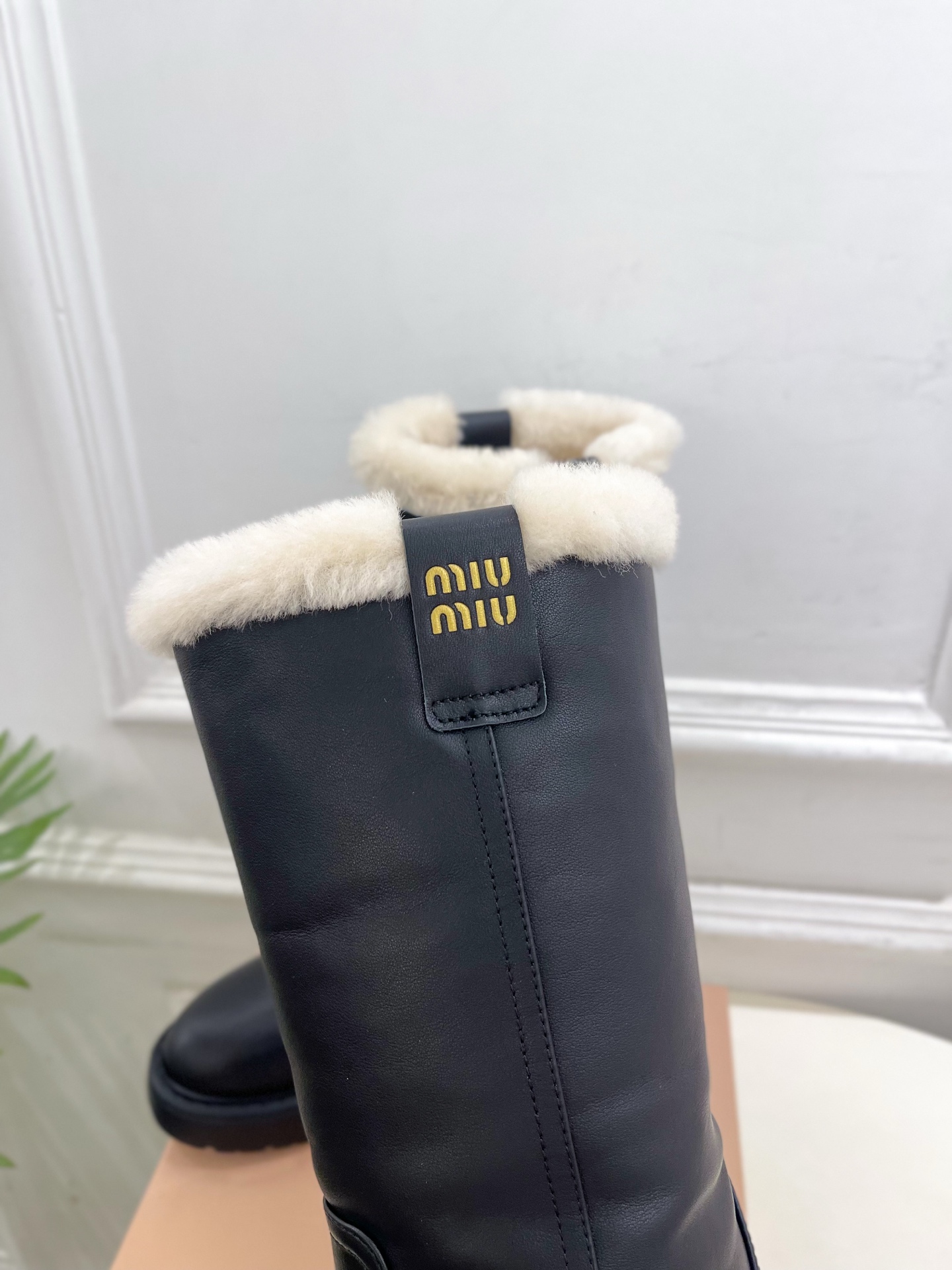 Miu Miu | 缪缪  25𝐬𝐬

🖤2025秋冬新品   专柜主打最新走秀款一脚蹬做旧羊毛中筒靴上