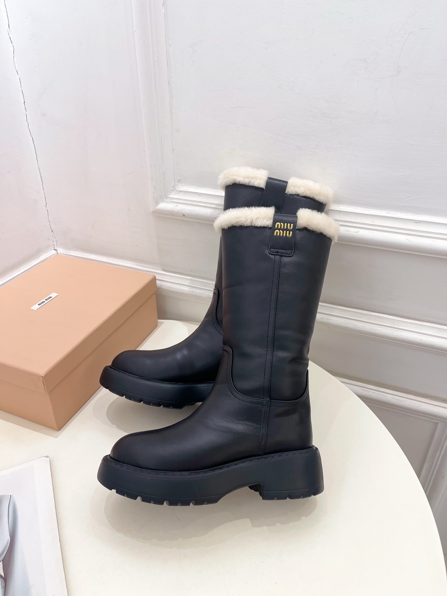 Miu Miu | 缪缪  25𝐬𝐬

🖤2025秋冬新品   专柜主打最新走秀款一脚蹬做旧羊毛中筒靴上