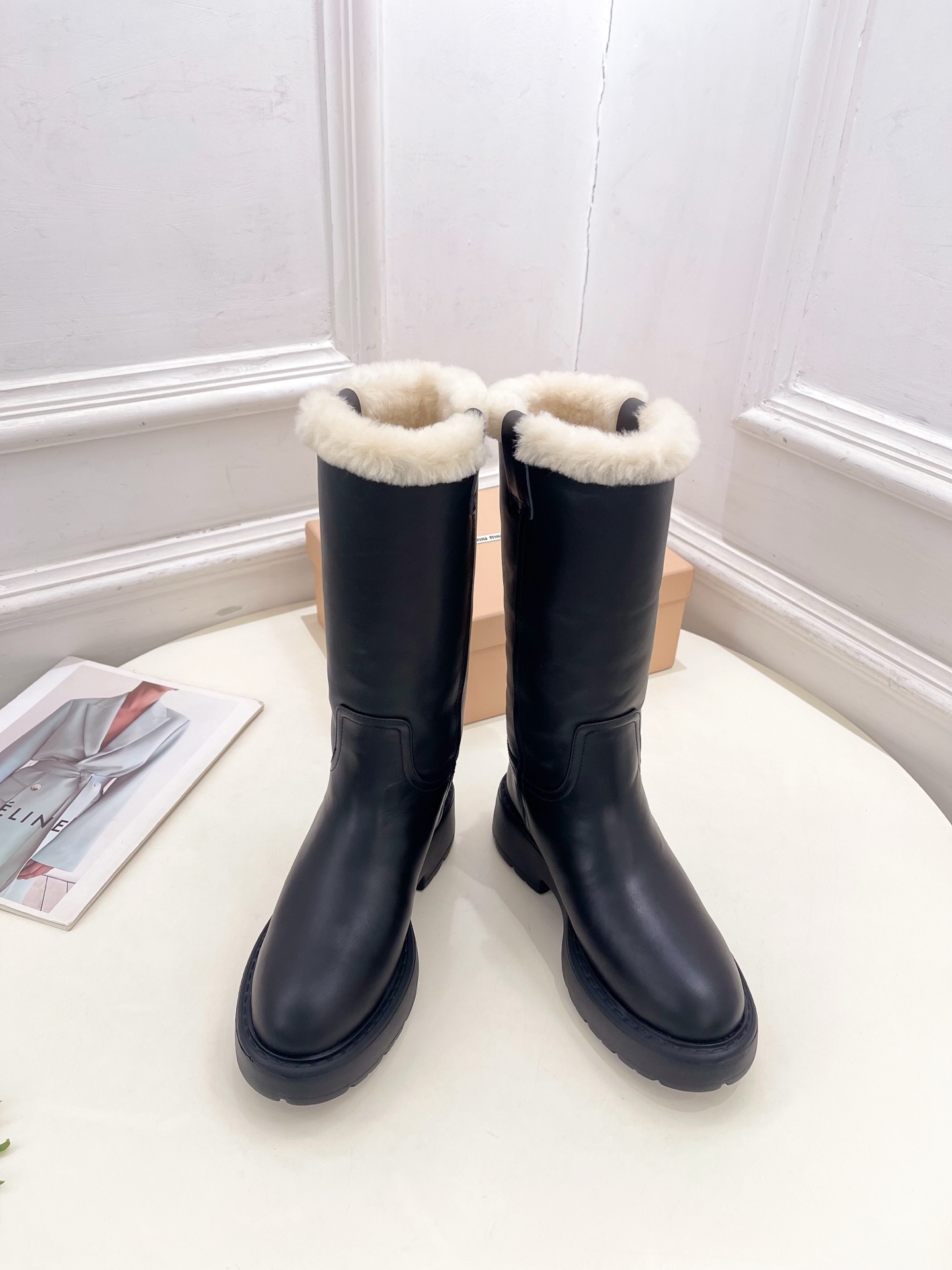 Miu Miu | 缪缪  25𝐬𝐬

🖤2025秋冬新品   专柜主打最新走秀款一脚蹬做旧羊毛中筒靴上