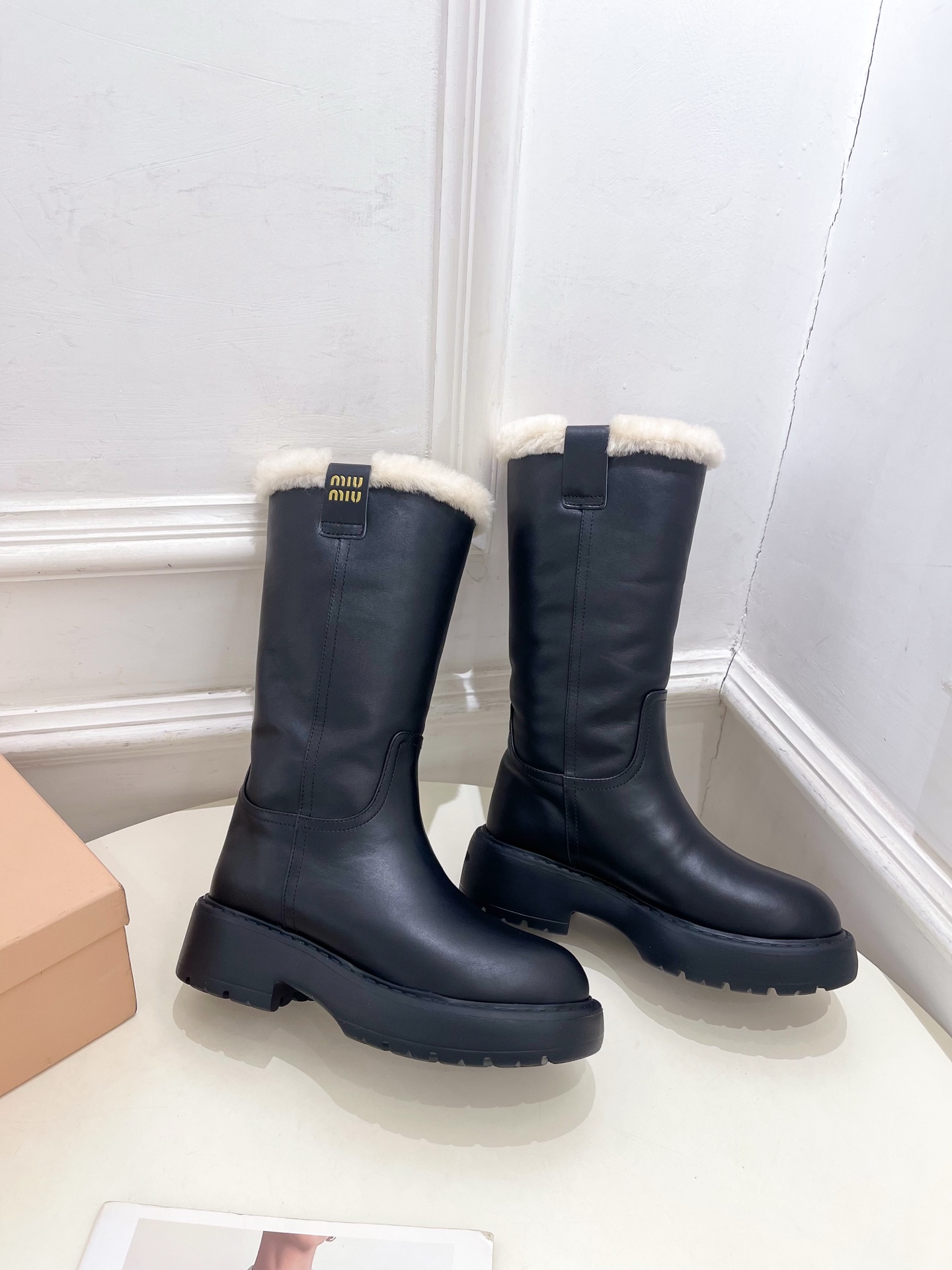 Miu Miu | 缪缪  25𝐬𝐬

🖤2025秋冬新品   专柜主打最新走秀款一脚蹬做旧羊毛中筒靴上