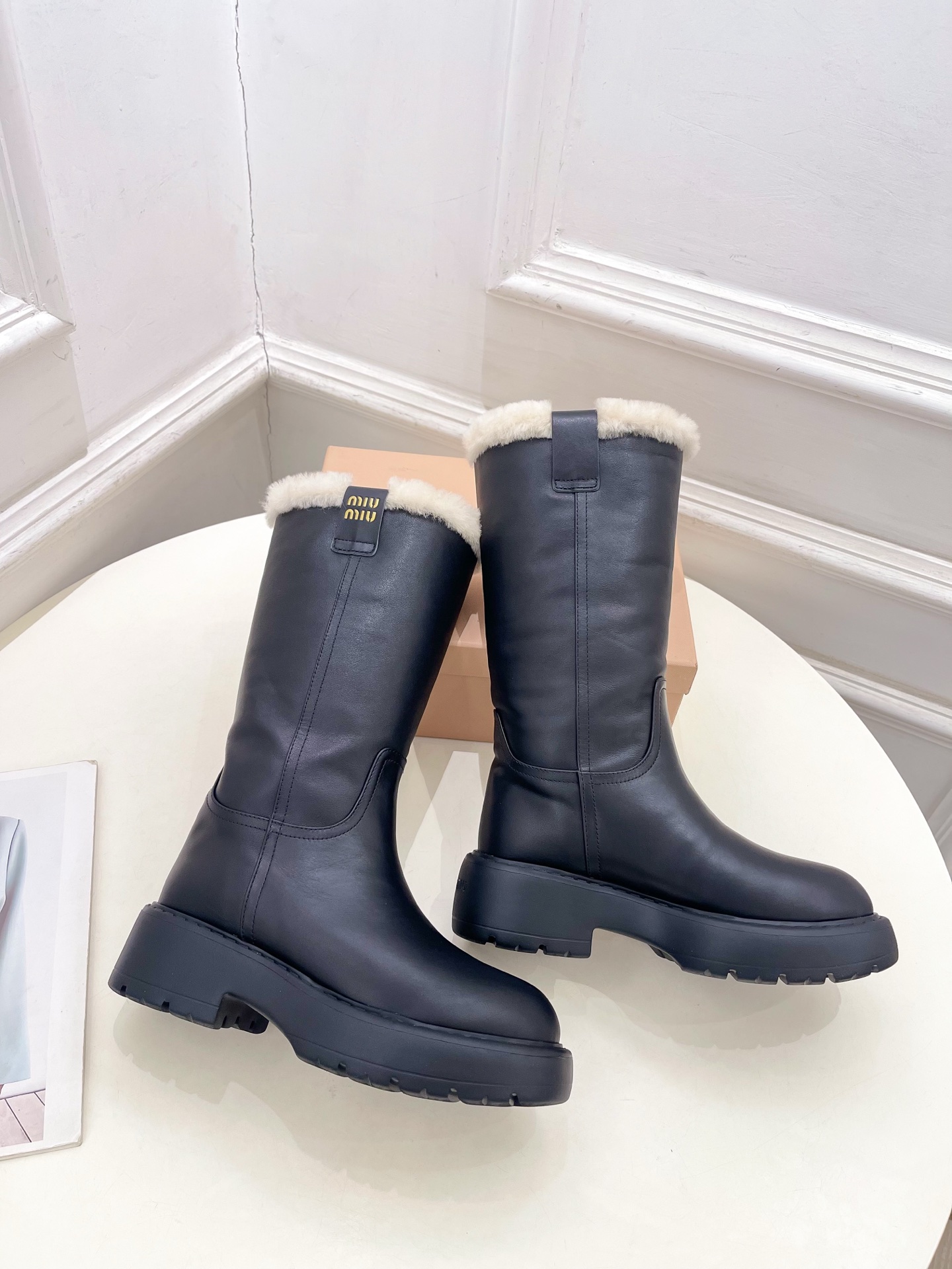 Miu Miu | 缪缪  25𝐬𝐬

🖤2025秋冬新品   专柜主打最新走秀款一脚蹬做旧羊毛中筒靴上