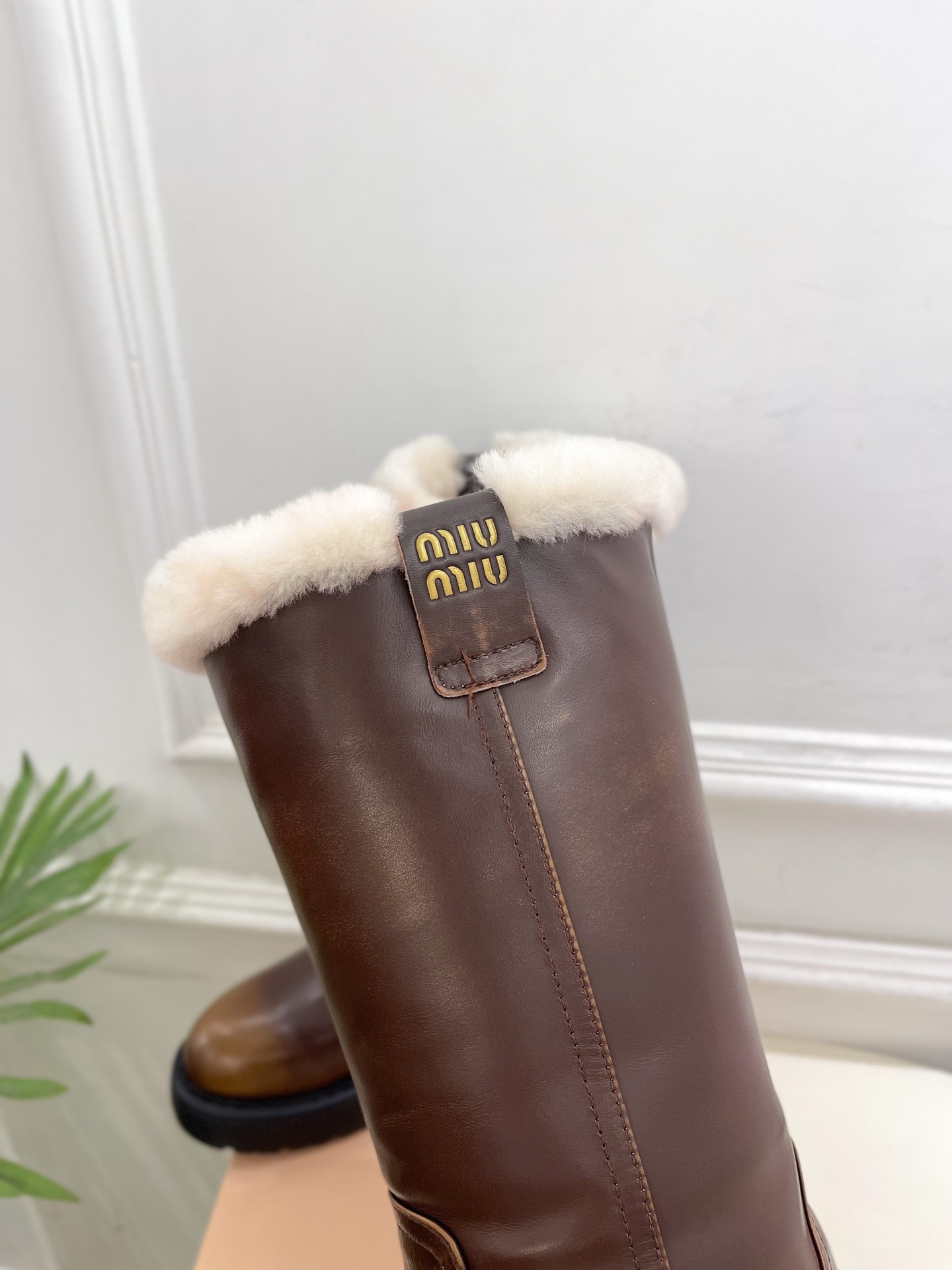 Miu Miu | 缪缪  25𝐬𝐬

🖤2025秋冬新品   专柜主打最新走秀款一脚蹬做旧羊毛中筒靴上
