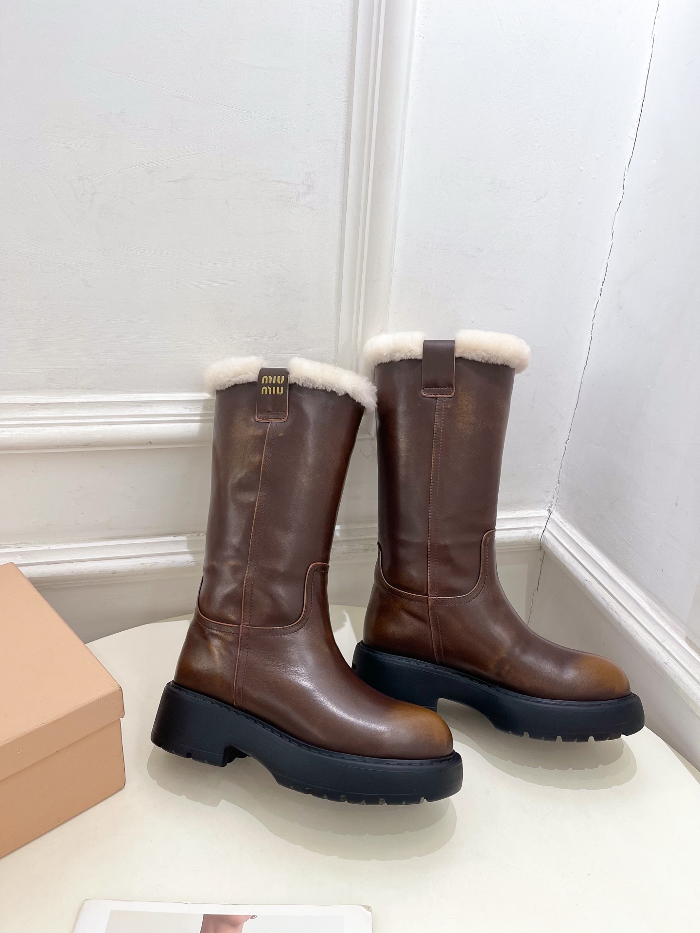 Miu Miu | 缪缪  25𝐬𝐬

🖤2025秋冬新品   专柜主打最新走秀款一脚蹬做旧羊毛中筒靴上