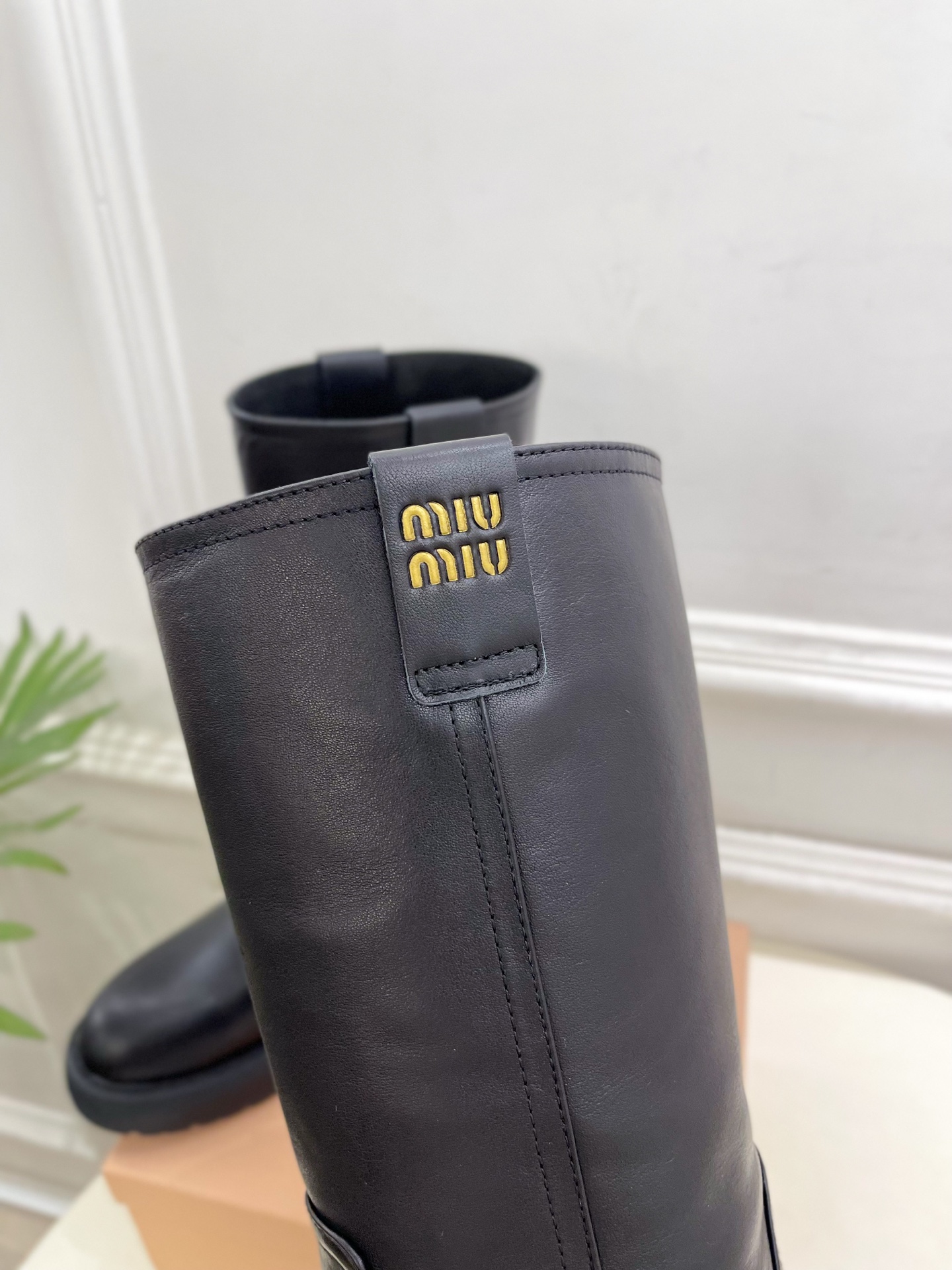 Miu Miu | 缪缪  25𝐬𝐬

🖤2025秋冬新品   专柜主打最新走秀款一脚蹬中筒靴上新！

